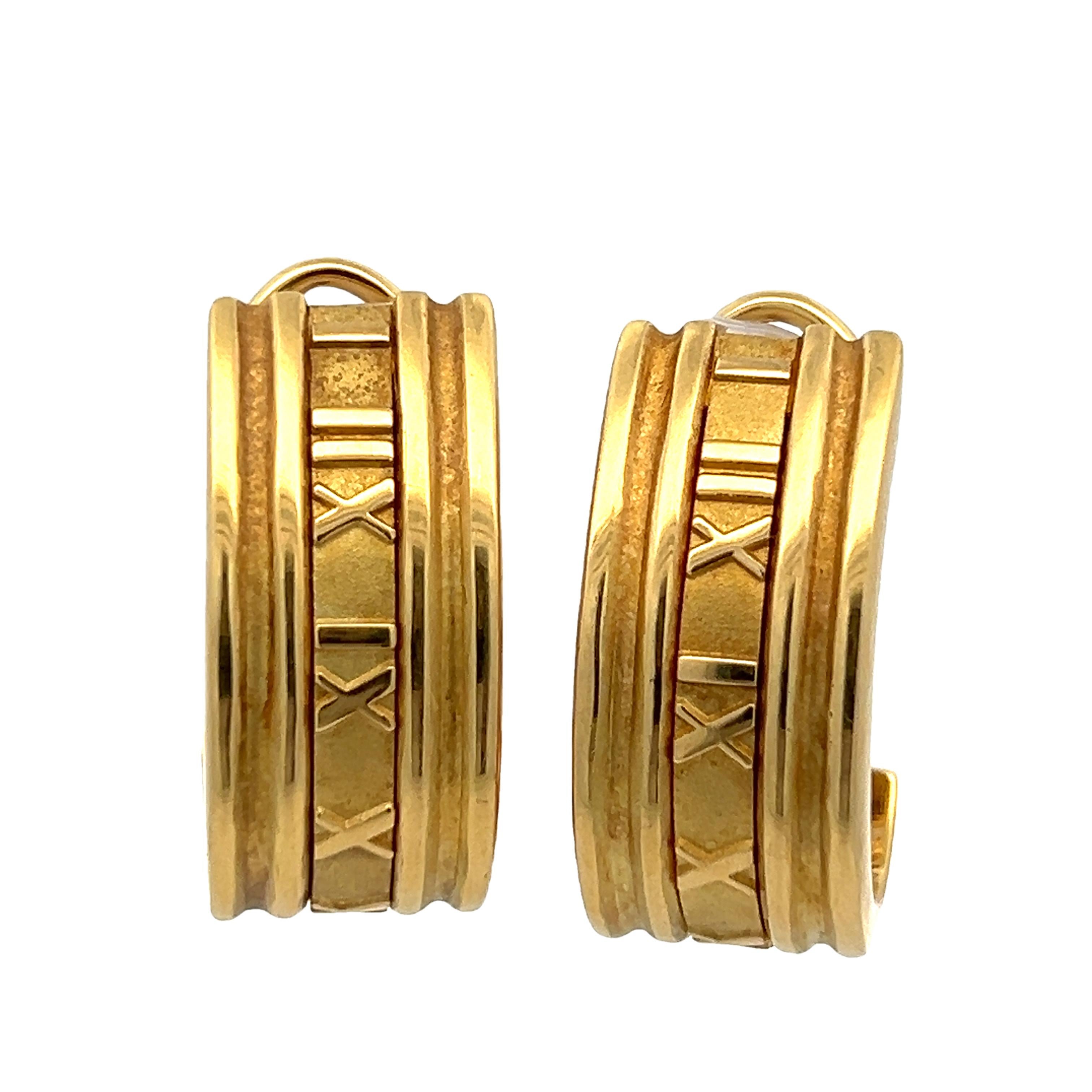 Diese zeitlosen und ikonischen XL-Atlas-Ohrringe von Tiffany & Co. sind aus 18-karätigem Gelbgold gefertigt und zeigen das Motiv der römischen Zahl aus der berühmten Atlas-Kollektion der Marke. Mit einer Länge von ca. 1,25 cm und einem Gewicht von