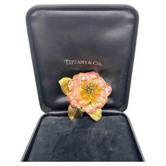 Tiffany & Co Broche fleur en émail 18 carats YG avec diamants