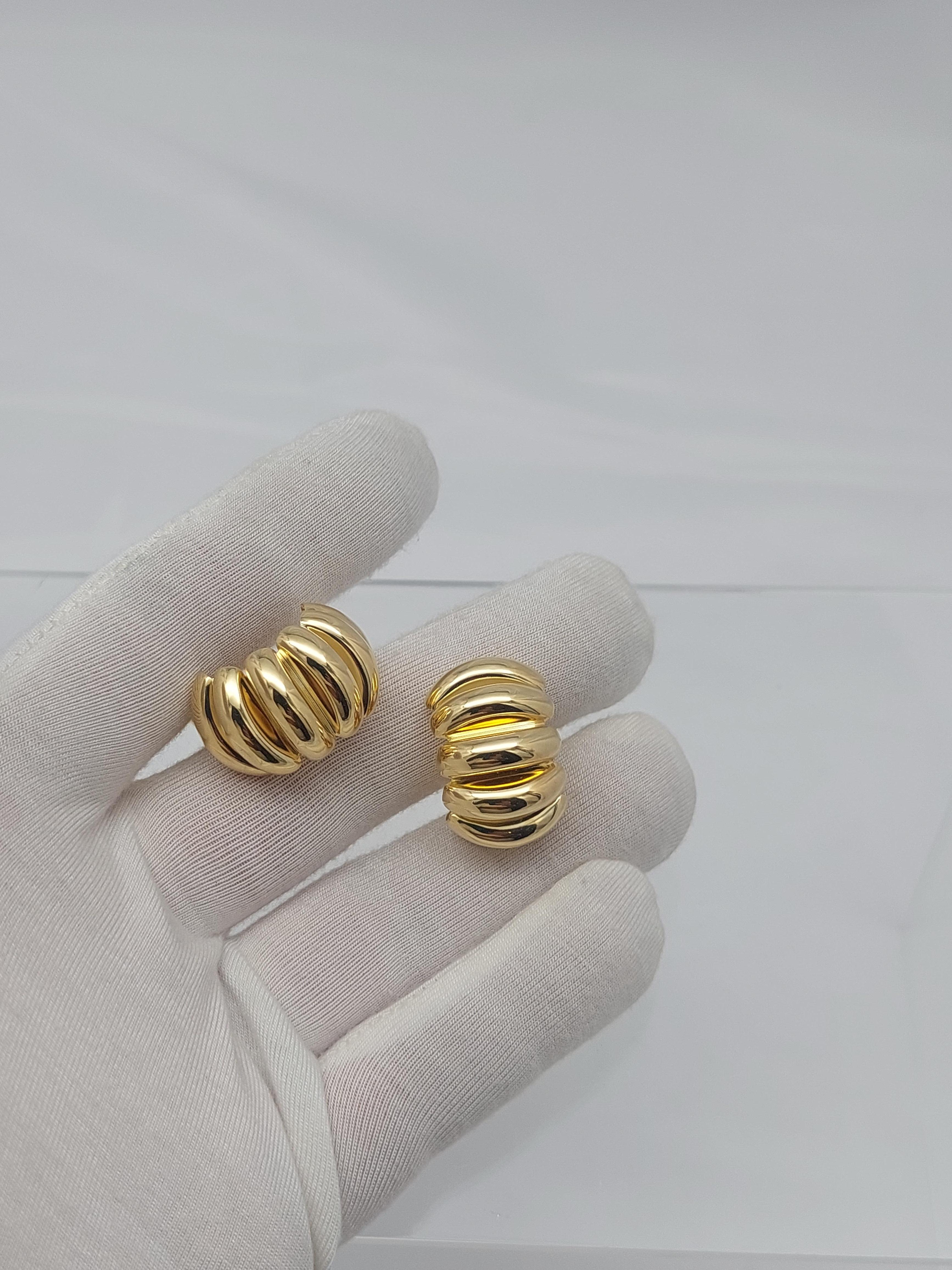 Mouvement esthétique Tiffany & Co 18KT Accordion Scalloped Puffed LG Cuffing Earring en vente