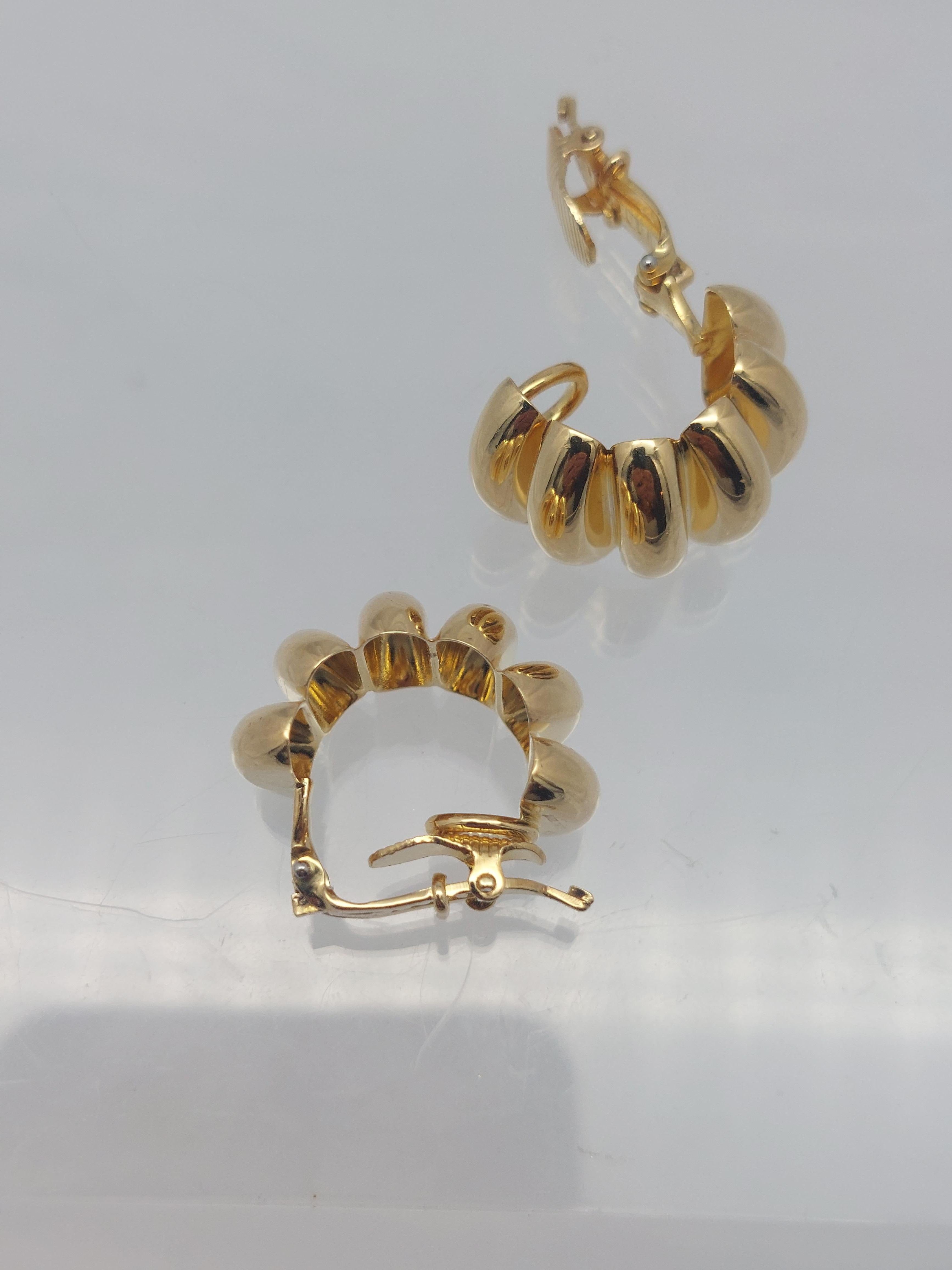 Tiffany & Co 18KT Accordion Scalloped Puffed LG Cuffing Earring Excellent état - En vente à Vero Beach, FL