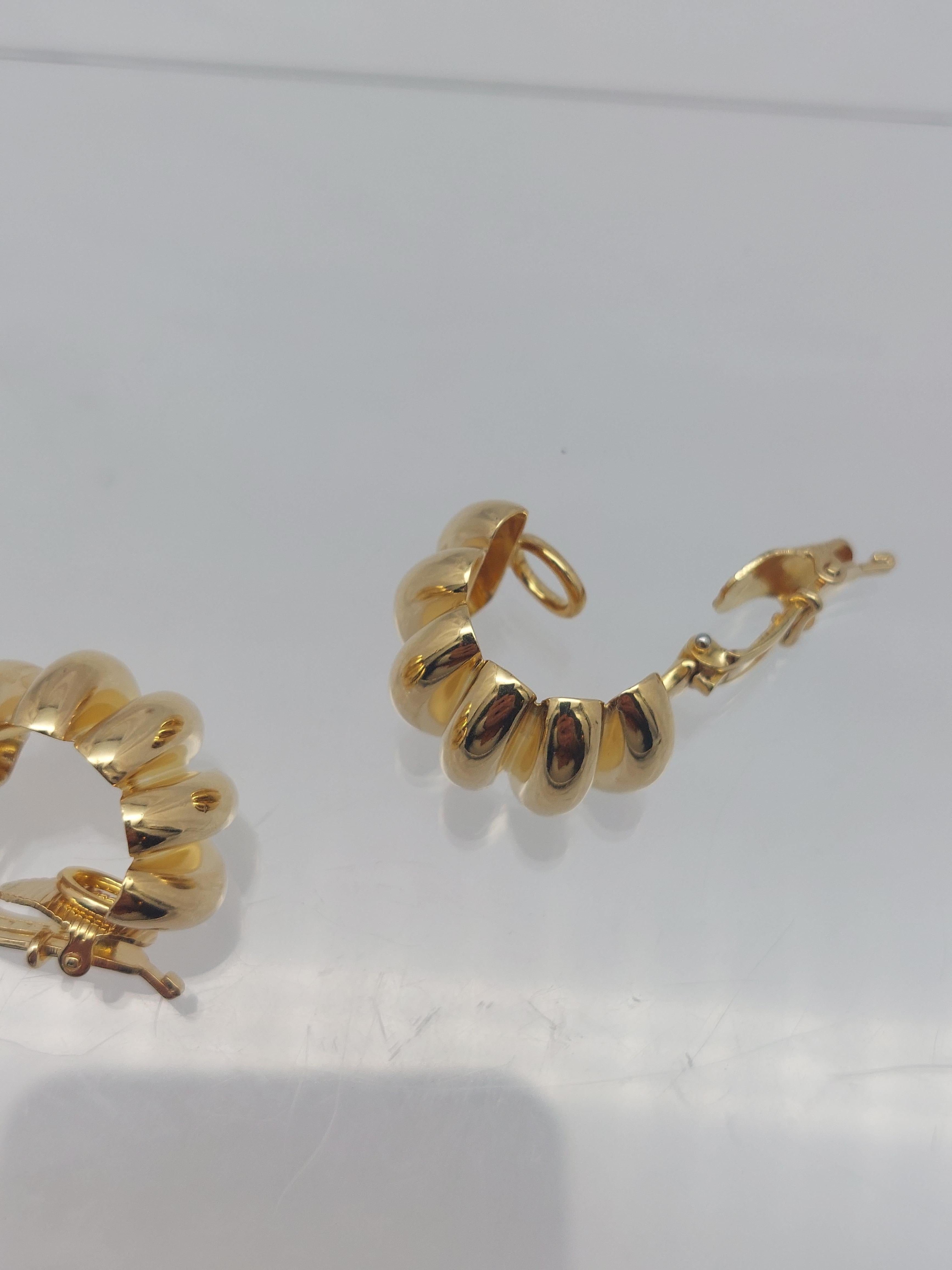 Tiffany & Co 18KT Accordion Scalloped Puffed LG Cuffing Earring Unisexe en vente