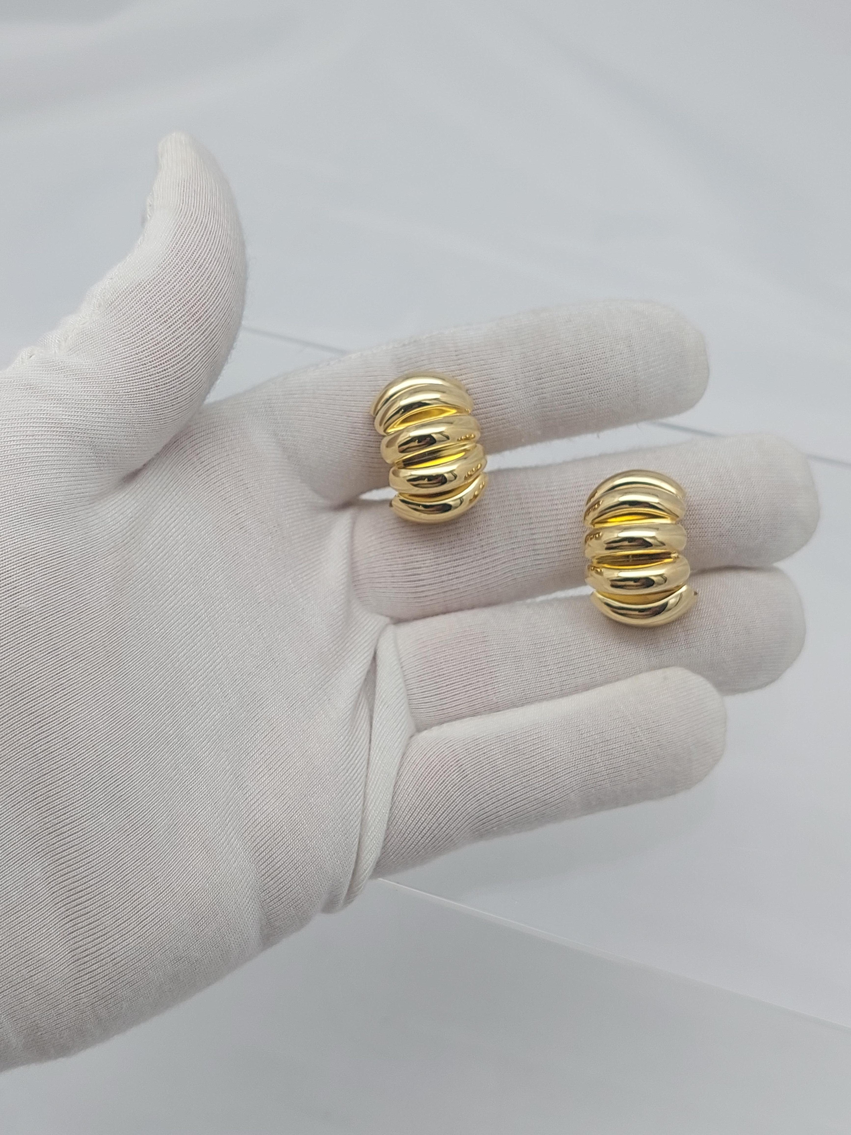 Tiffany & Co 18KT Accordion Scalloped Puffed LG Cuffing Earring en vente 1