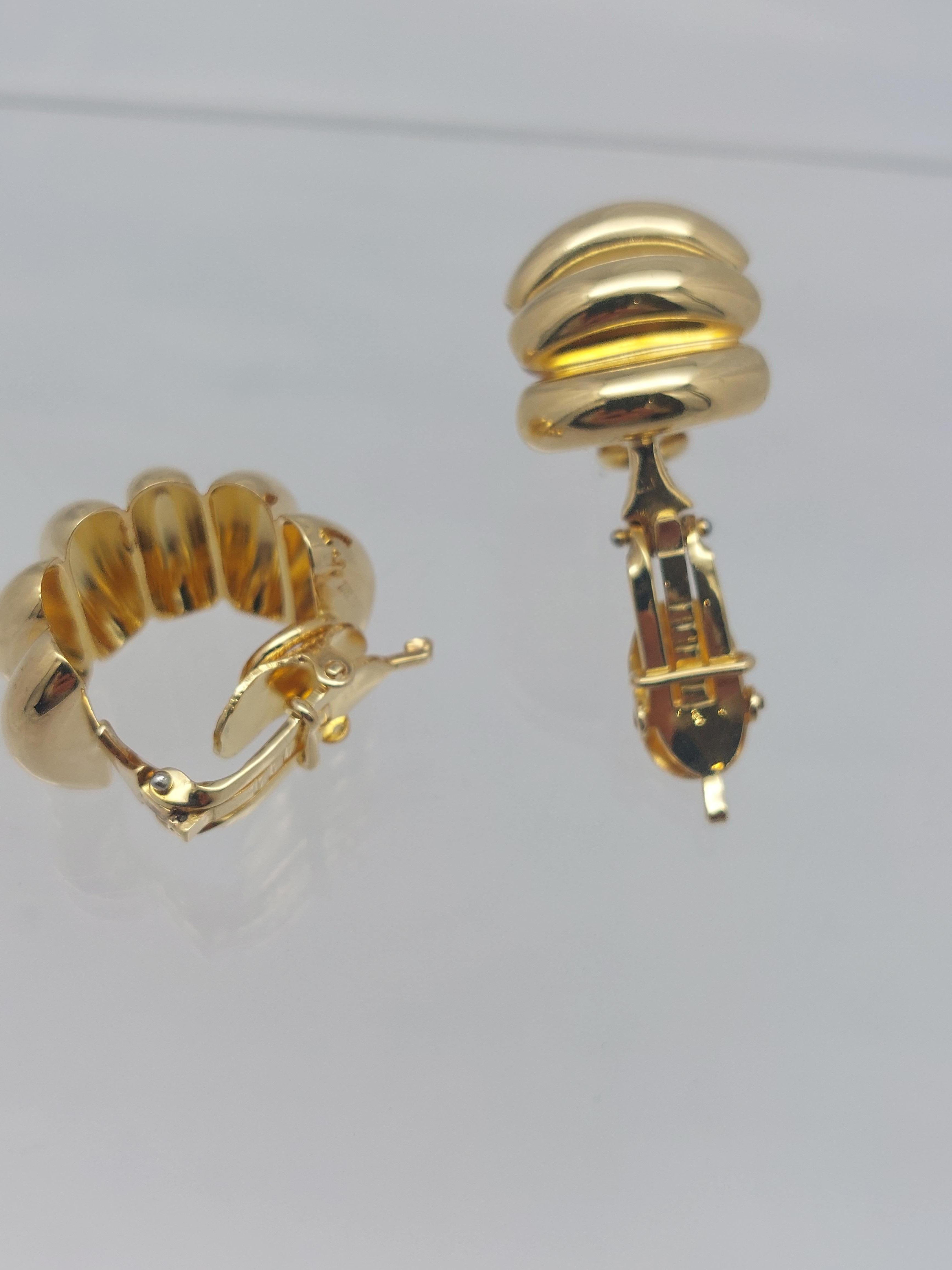 Tiffany & Co 18KT Accordion Scalloped Puffed LG Cuffing Earring en vente 2