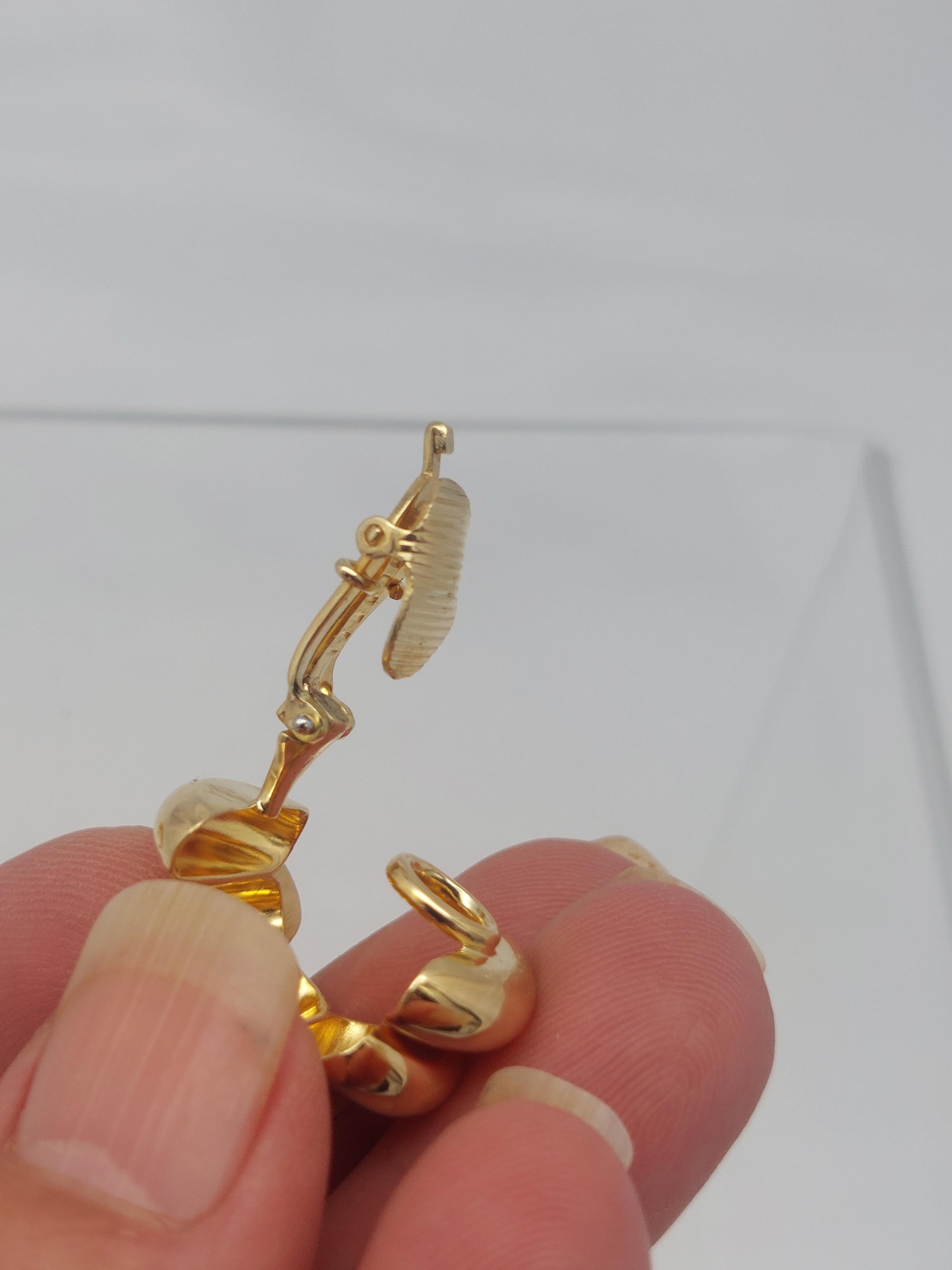 Tiffany & Co 18KT Accordion Scalloped Puffed LG Cuffing Earring en vente 3