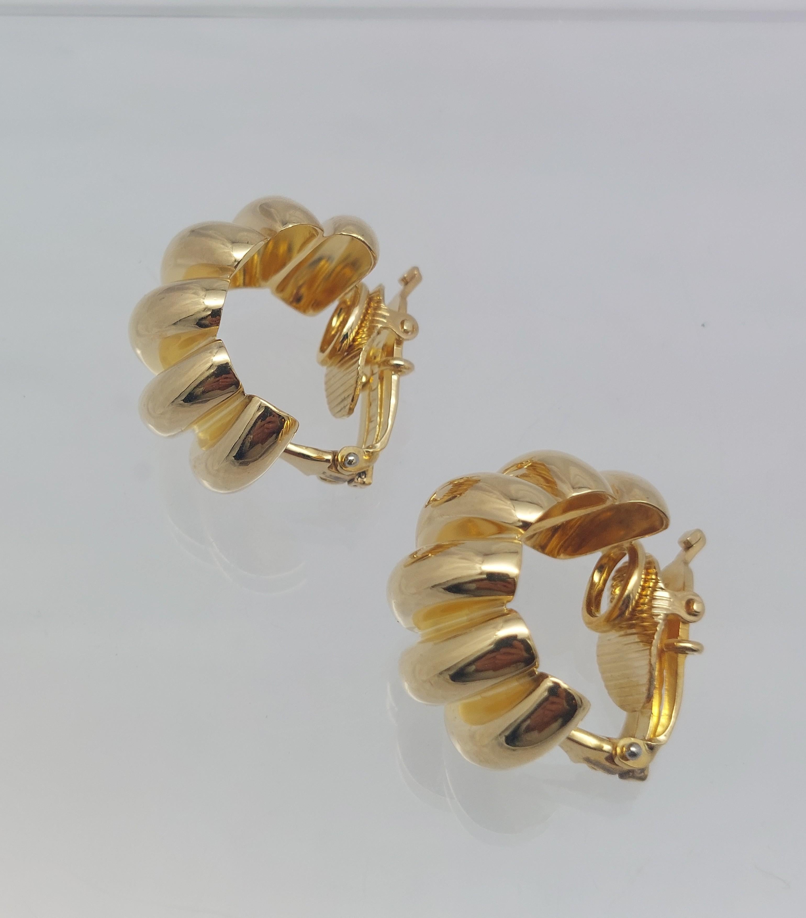 Tiffany & Co 18KT Accordion Scalloped Puffed LG Cuffing Earring en vente 4