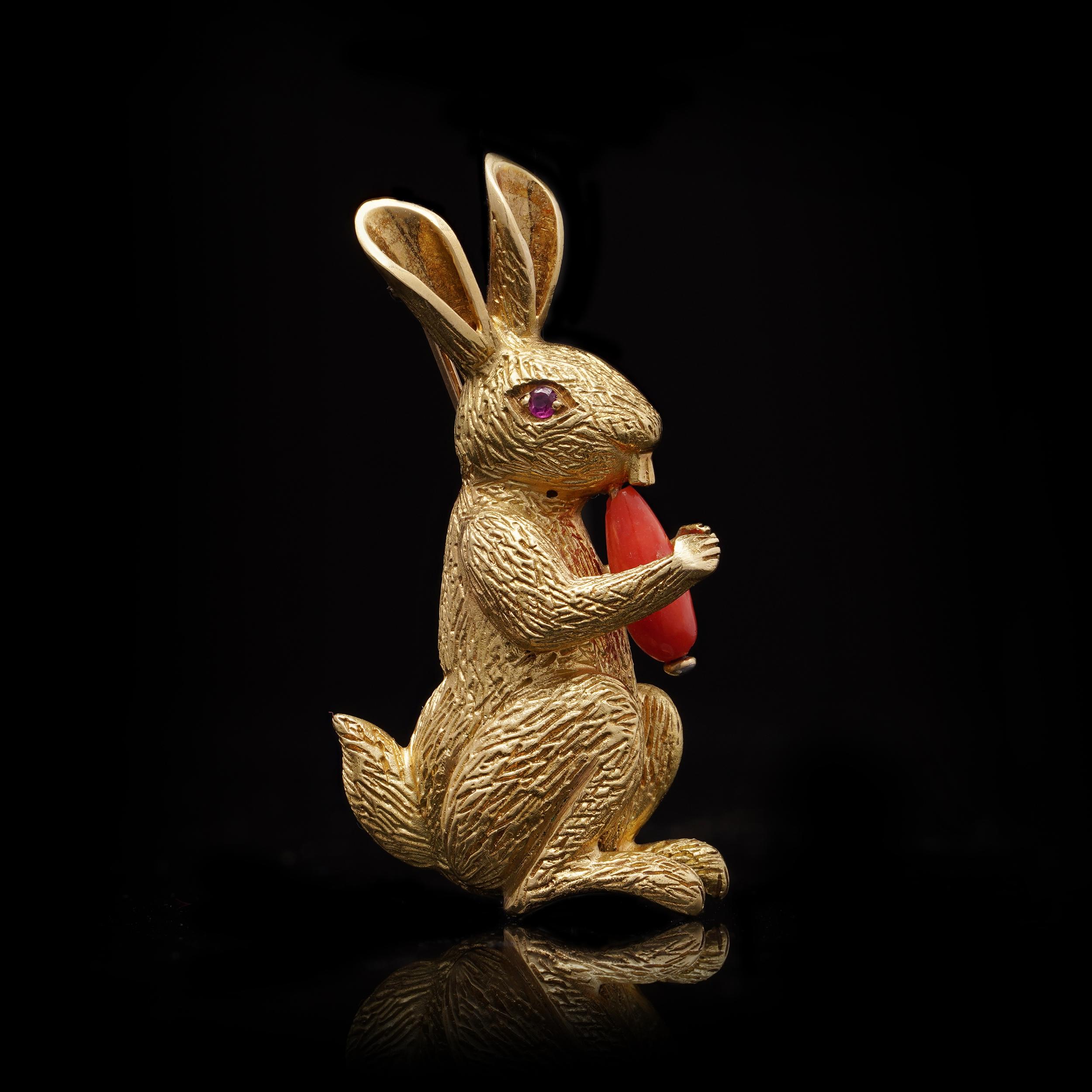 Bunny-Brosche von Tiffany & Co. aus 18 Karat Gold mit Korallenkarrot und Rubin-Auge im Zustand „Gut“ im Angebot in Braintree, GB