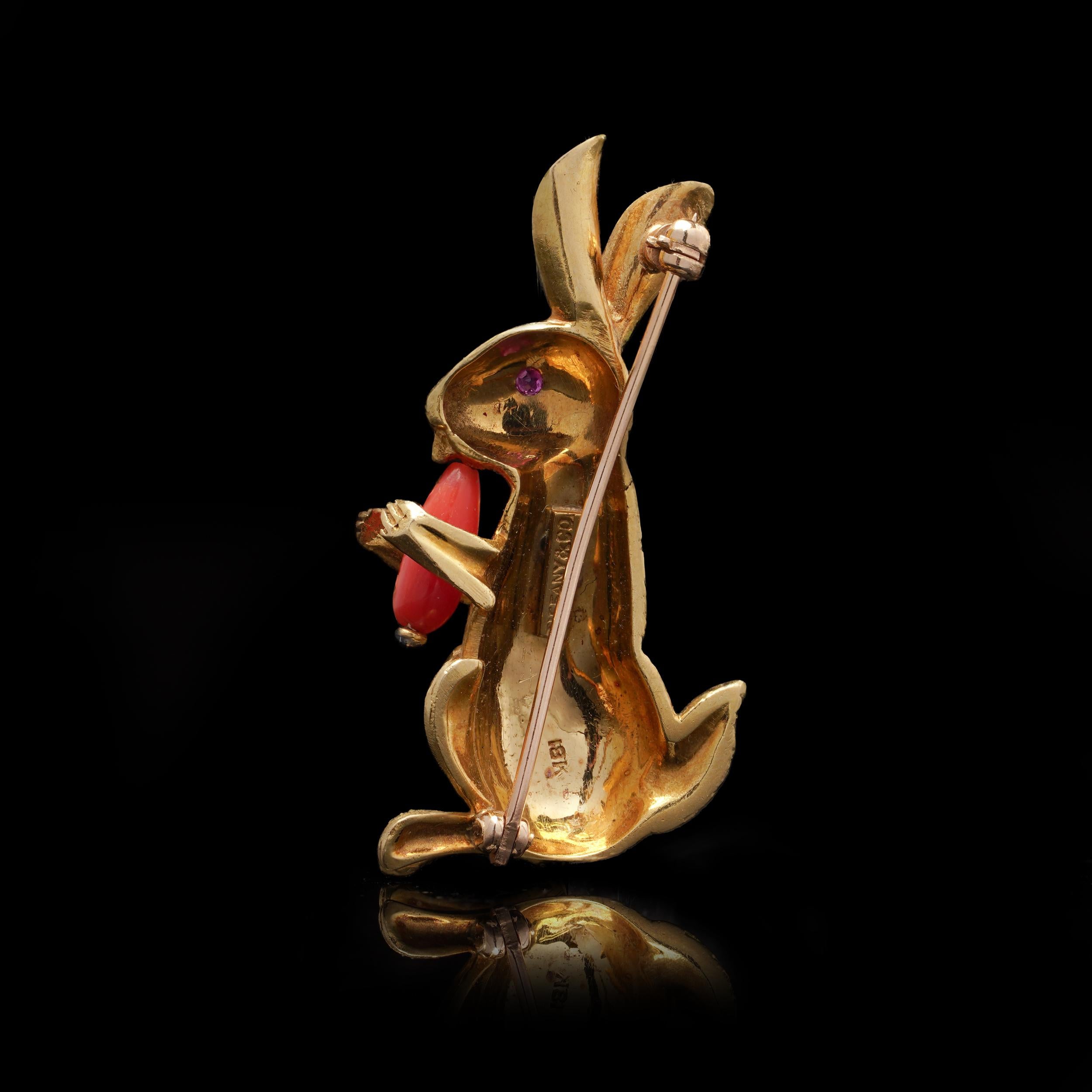 Bunny-Brosche von Tiffany & Co. aus 18 Karat Gold mit Korallenkarrot und Rubin-Auge Damen im Angebot