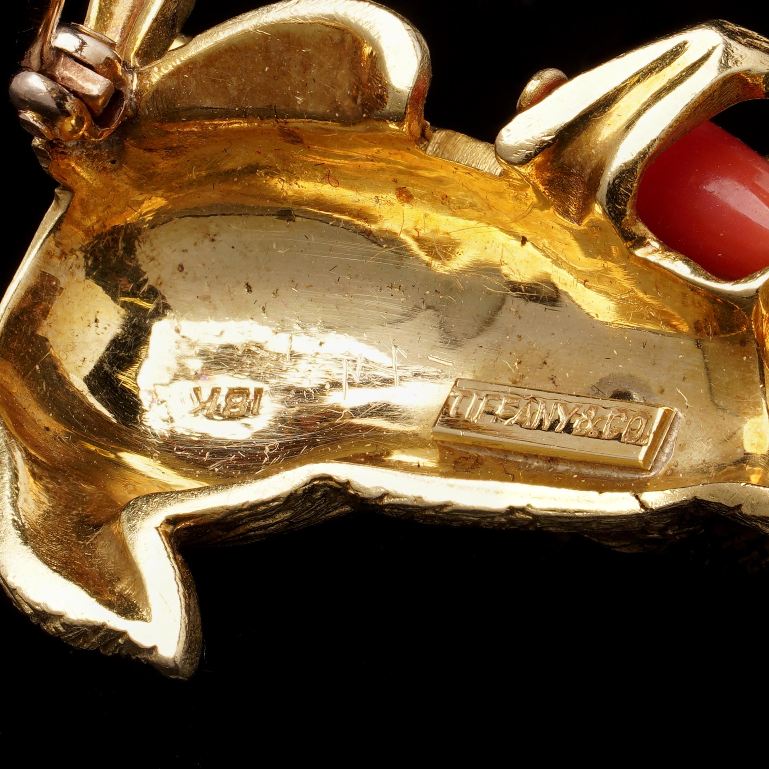 Bunny-Brosche von Tiffany & Co. aus 18 Karat Gold mit Korallenkarrot und Rubin-Auge im Angebot 1