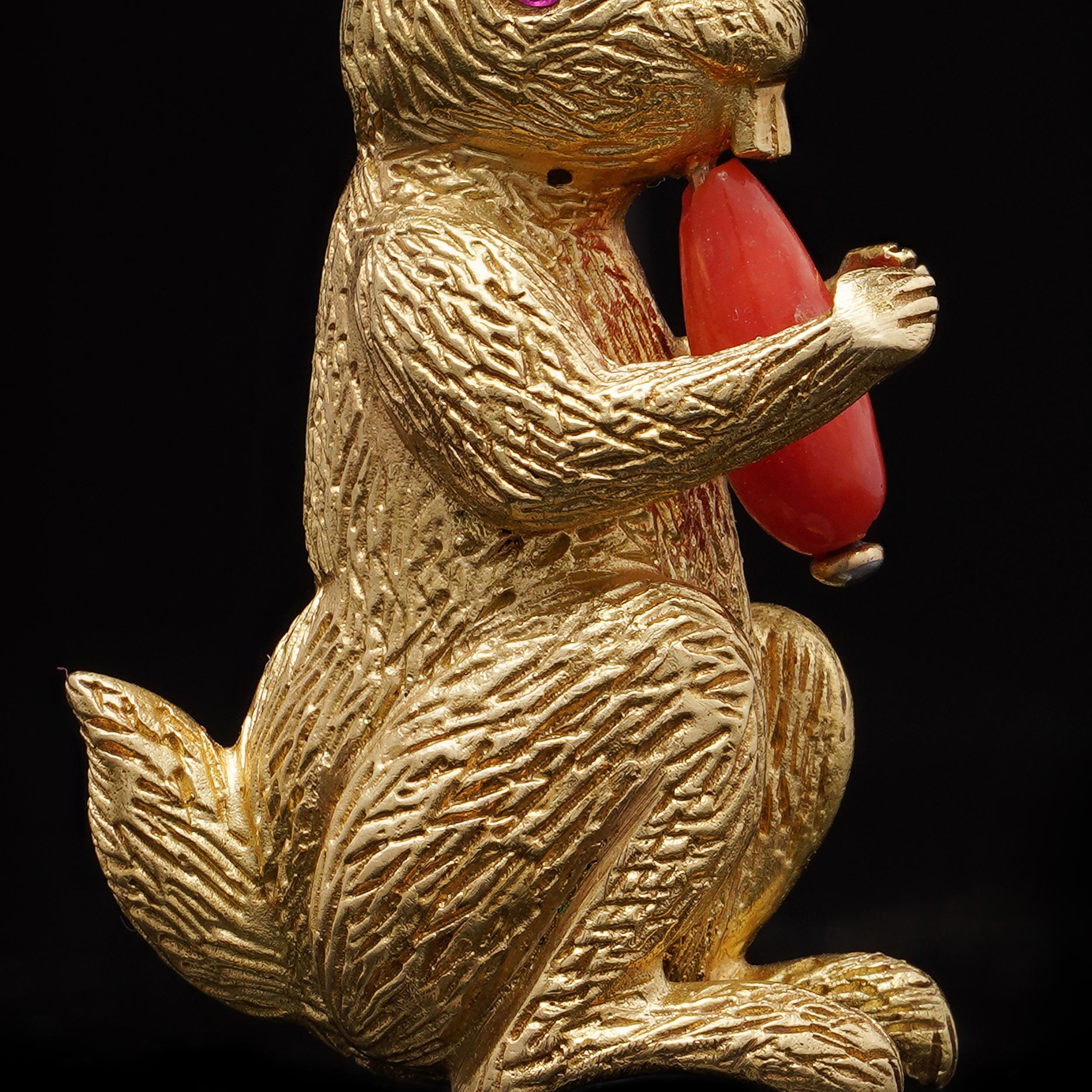 Bunny-Brosche von Tiffany & Co. aus 18 Karat Gold mit Korallenkarrot und Rubin-Auge im Angebot 2