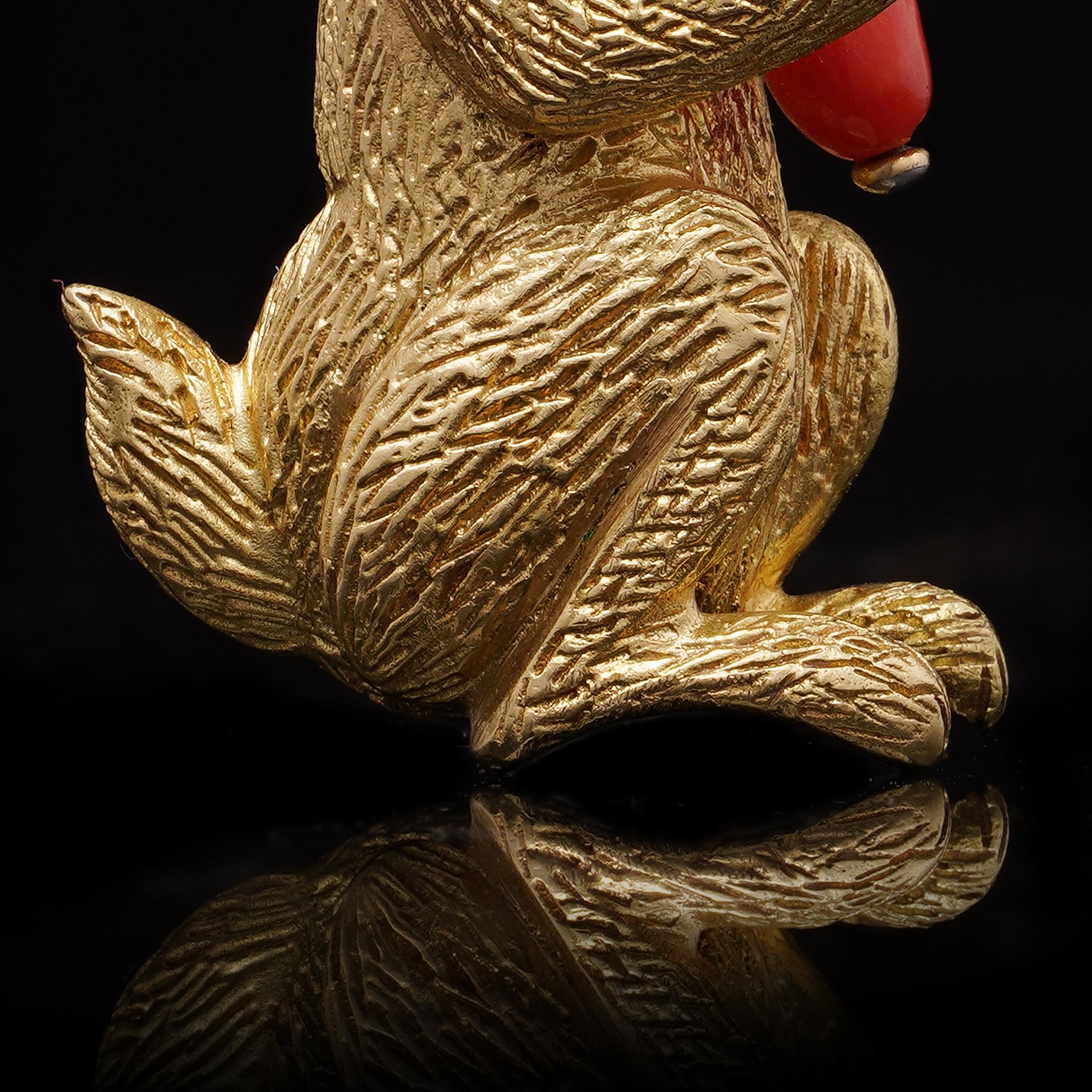 Bunny-Brosche von Tiffany & Co. aus 18 Karat Gold mit Korallenkarrot und Rubin-Auge im Angebot 3