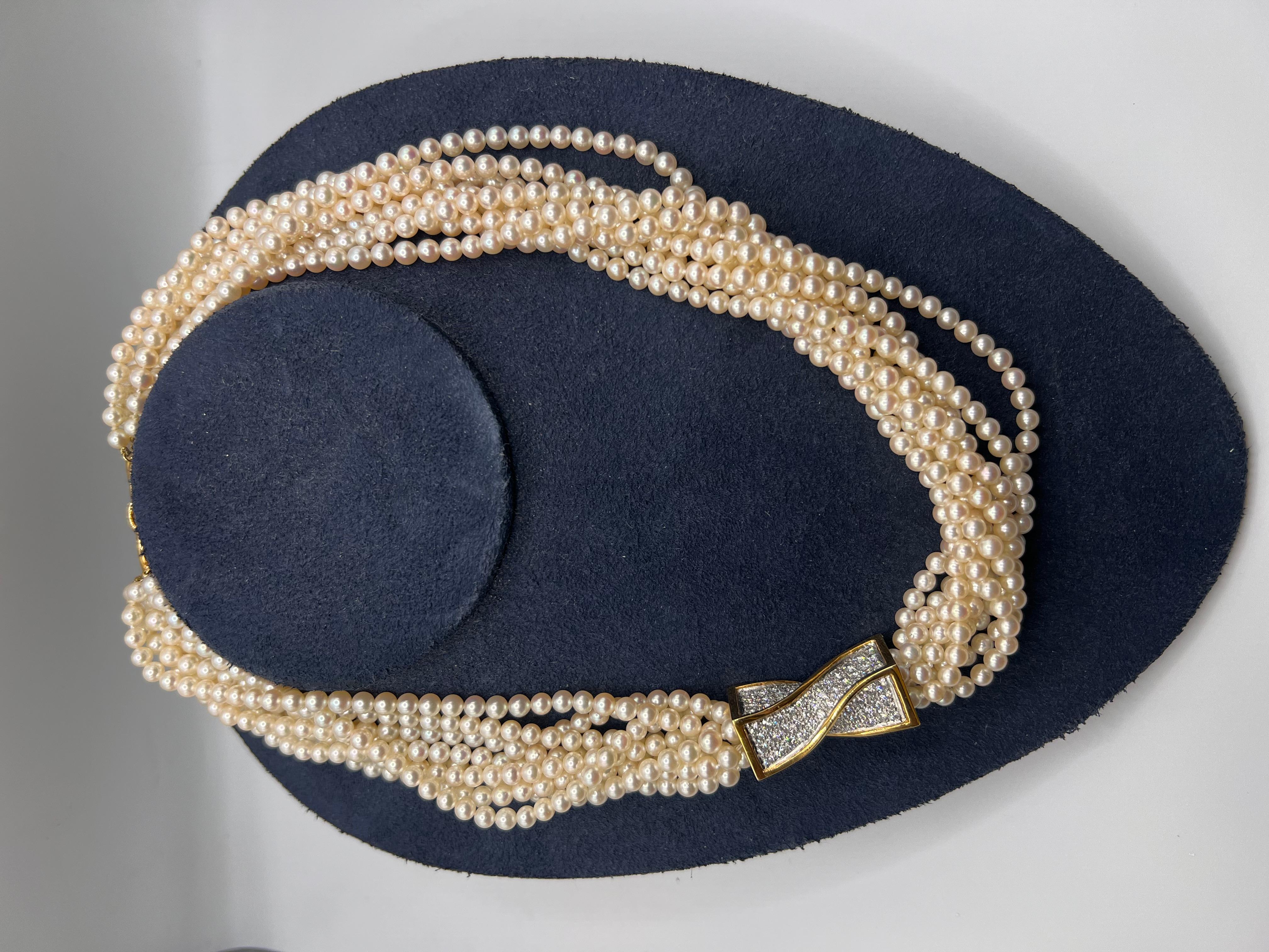 Eleva la tua collezione di gioielli con questo squisito girocollo ritorto in oro 18k, diamanti e perle di Tiffany & Co., una vera incarnazione dell'eleganza e del lusso senza tempo. Realizzato tra il 2000 e il 2009, questo capolavoro presenta 100