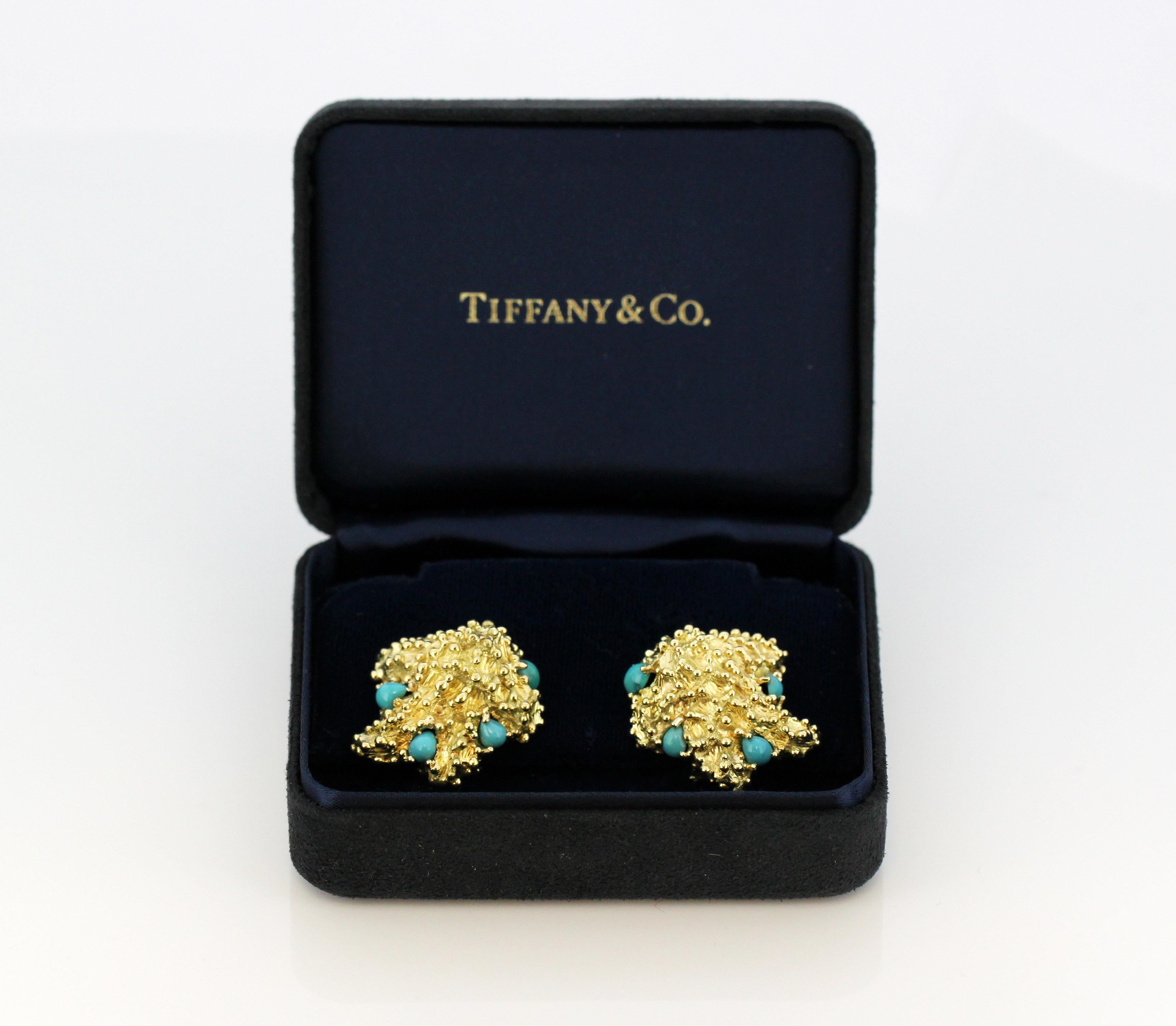 18kt yellow gold ladies clip-on earrings with turquoises.
Designer: Tiffany & Co
Fully hallmarked 18kt gold.
Made in Italy Circa 1990's

Dimension - 
Size : 2.8 x 2.1 x 1.5 cm
Weight : 25 grams

Condition: Earrings are pre-owned, minor wear and tear
