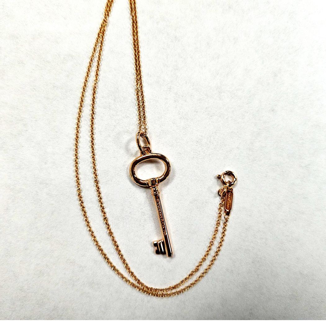 Tiffany & Co. Pendentif clé en or rose 18Kt avec chaîne  Elegant et intemporel Excellent état - En vente à North Miami, FL