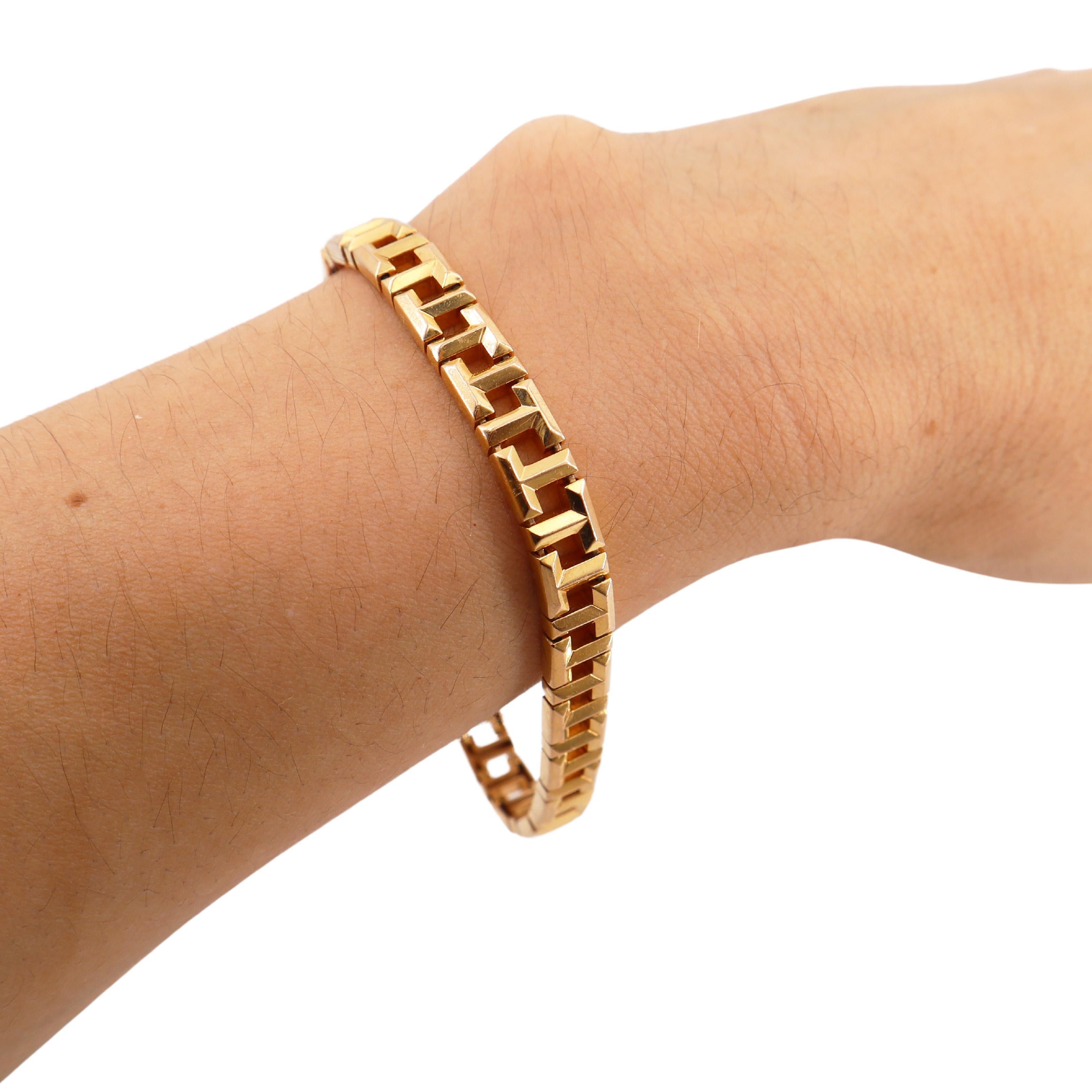 The Tiffany T bracelet beautifully expresses love's endless potential. Inspired by an archival bracelet from 1975, this piece pays homage to the House’s iconic motif and the vibrant spirit of New York, a city that founder Charles Lewis