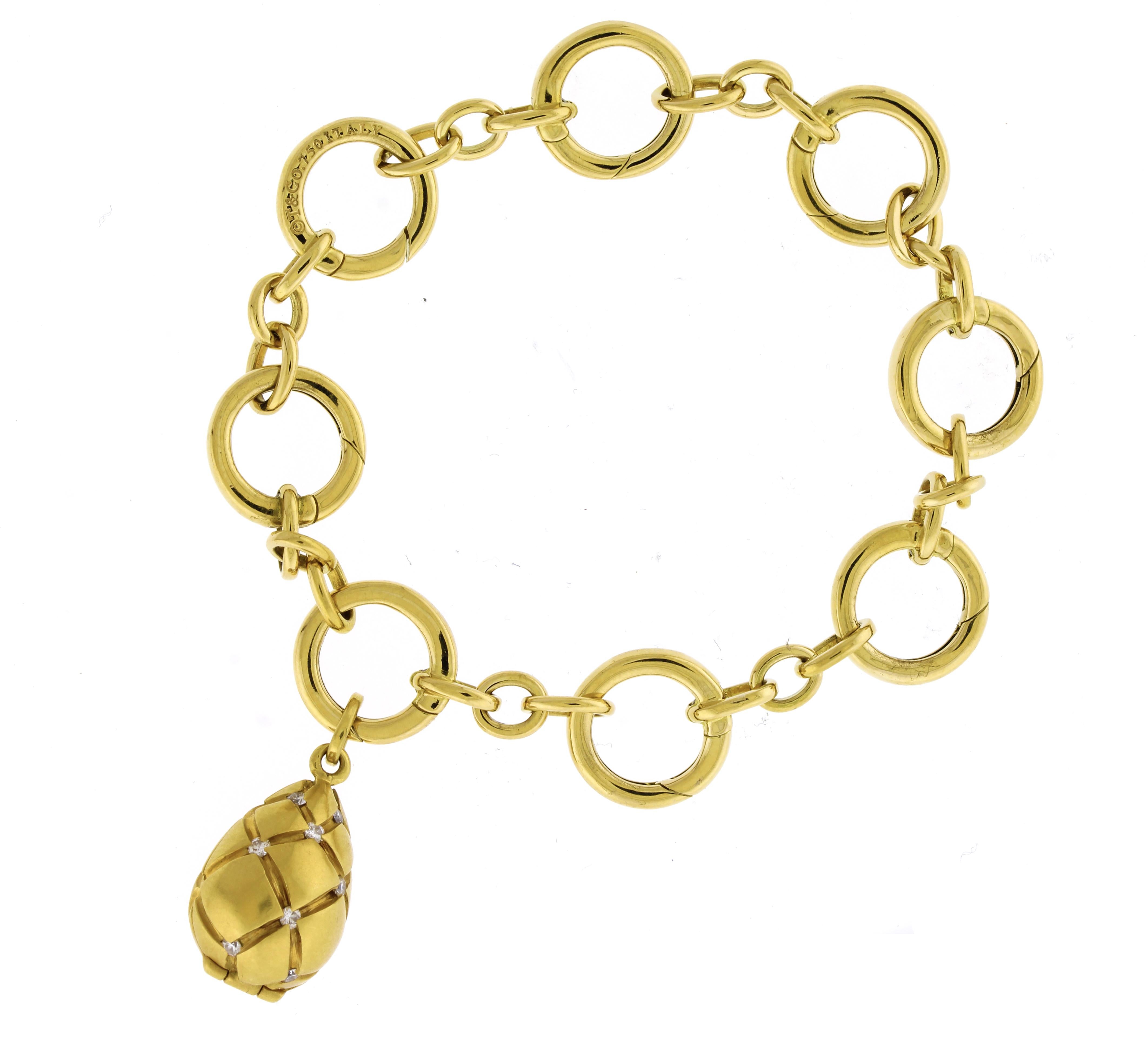 Tiffany & Co. Ei Medaillon Charme, zart mit 16 Diamanten im Brillantschliff von insgesamt etwa 0,08 Karat besetzt. Dieses Armband ist ein echtes Sammlerstück und verbindet klassisches Design mit funktioneller Schönheit, ideal für den Alltag oder