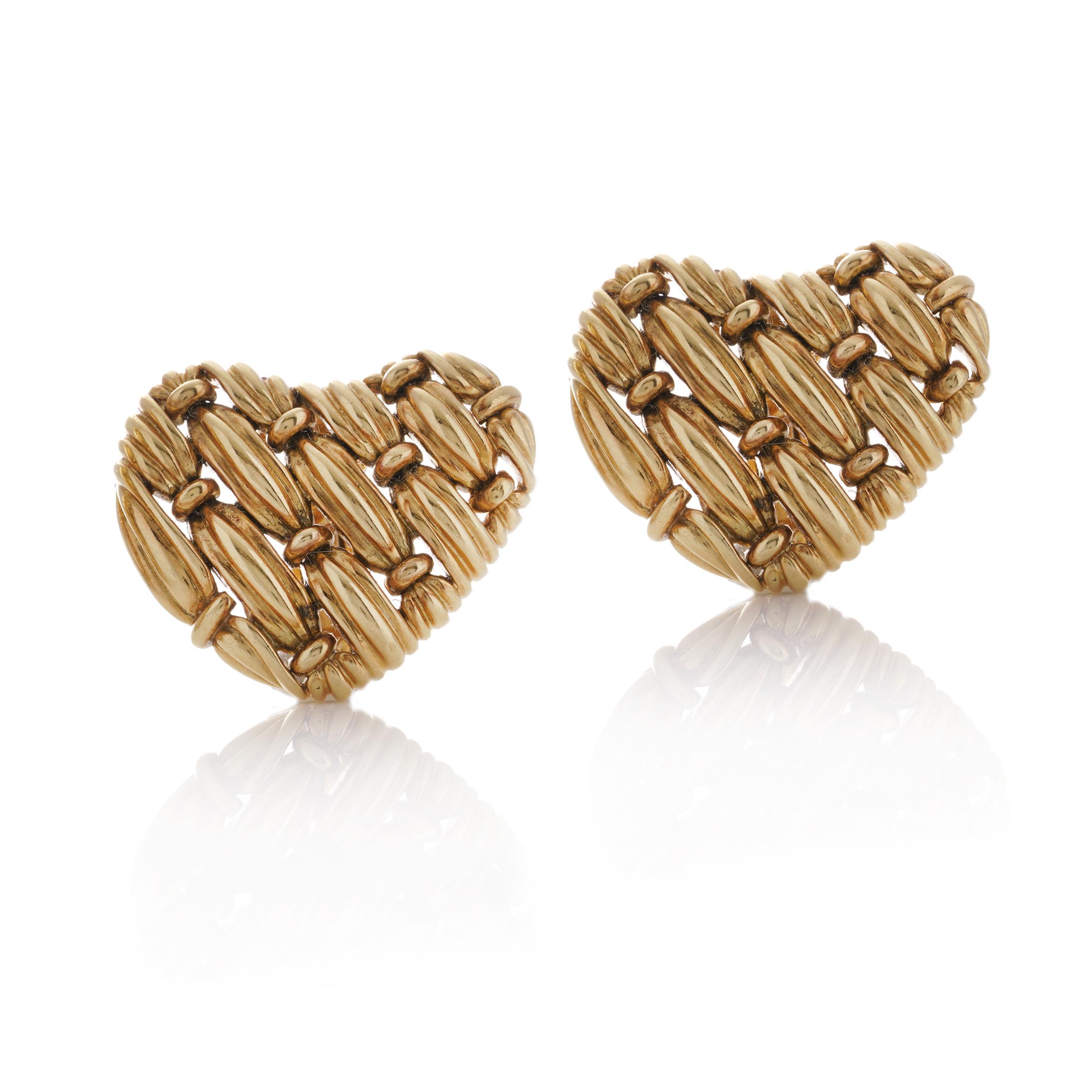 Tiffany & Co 18kt yellow gold ladies woven heart design pair of clip-on earrings In Good Condition For Sale In Braintree, GB