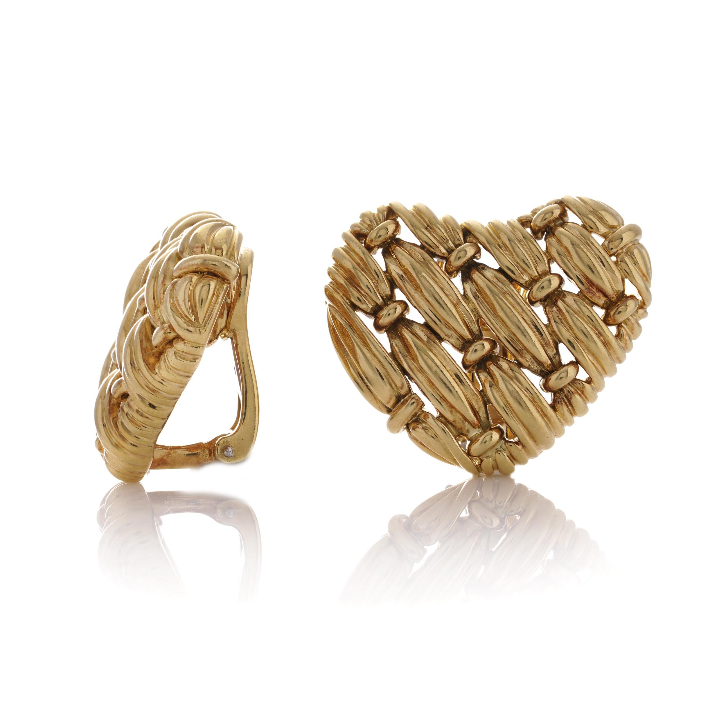 Tiffany & Co 18kt yellow gold ladies woven heart design pair of clip-on earrings For Sale 1