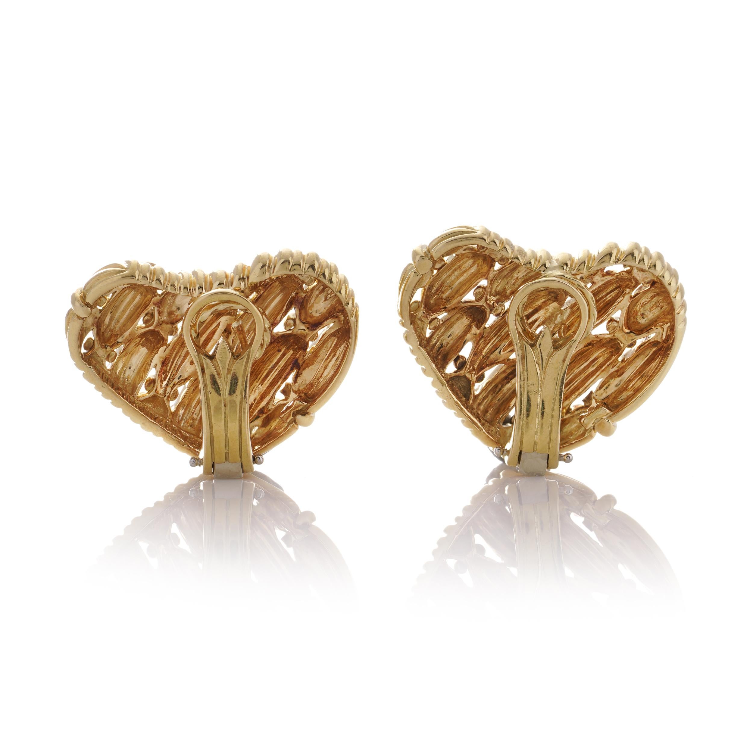 Tiffany & Co 18kt yellow gold ladies woven heart design pair of clip-on earrings For Sale 2