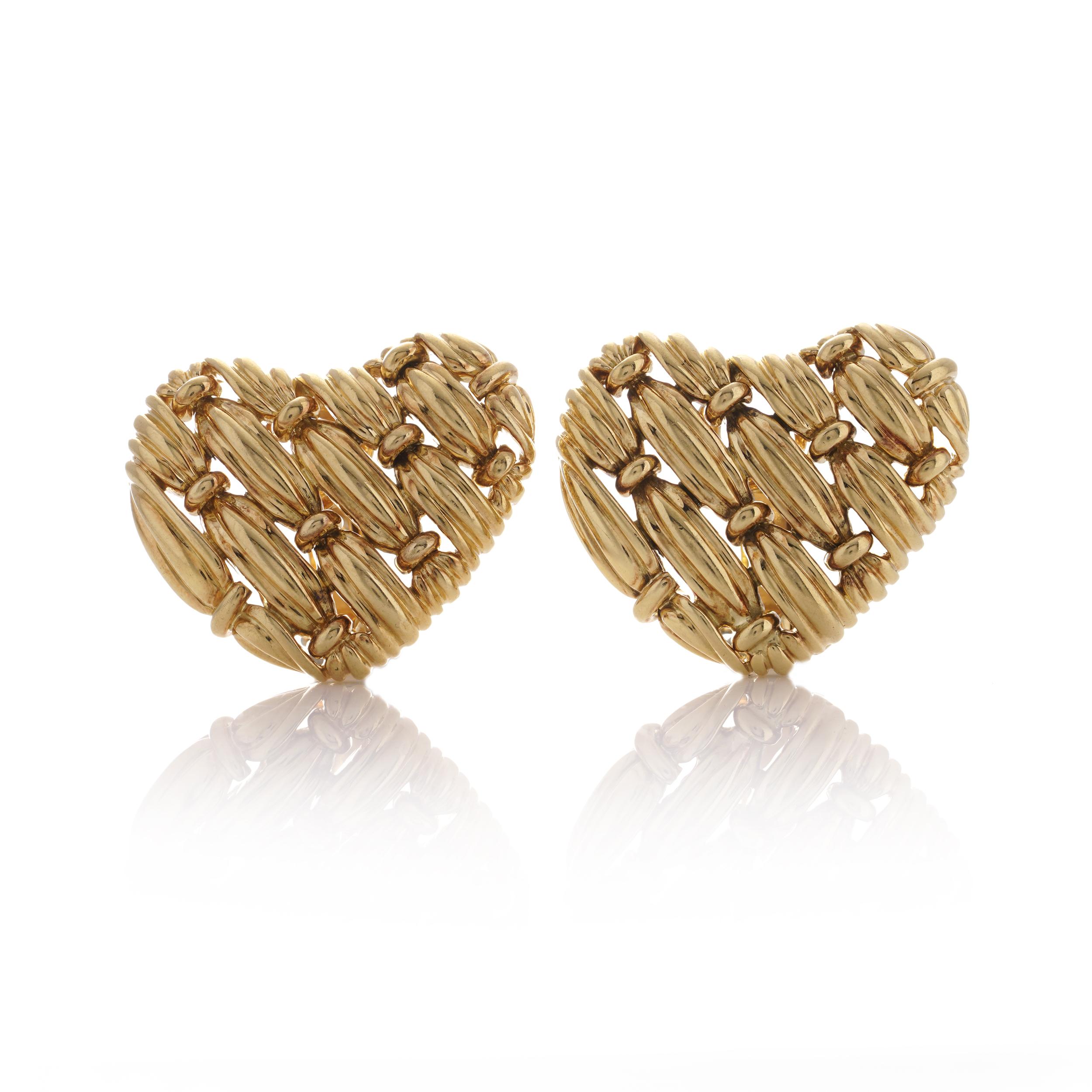 Tiffany & Co 18kt yellow gold ladies woven heart design pair of clip-on earrings For Sale 4