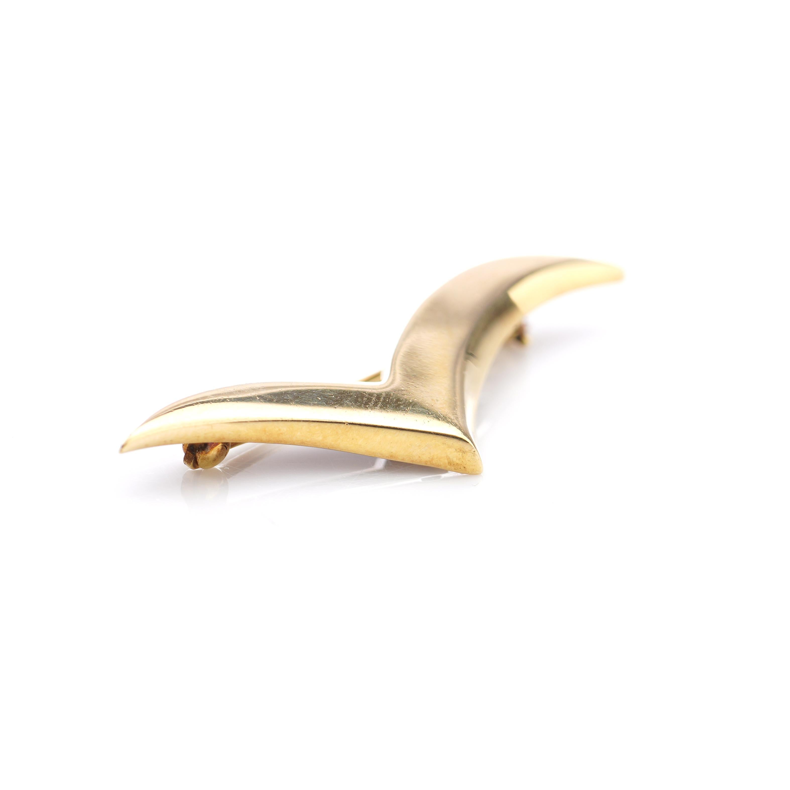 Tiffany & Co. 18kt. yellow gold seagull brooch pin. 
Made Ca.1990's 
Hallmarked with Tiffany & Co. and 18kt. gold. 

Dimensions -
Length x width x height: 4.5 x 1.5 x  0.5 cm 
Weight: 4.00 grams

Condition: Brooch is pre-owned, minor signs of usage,