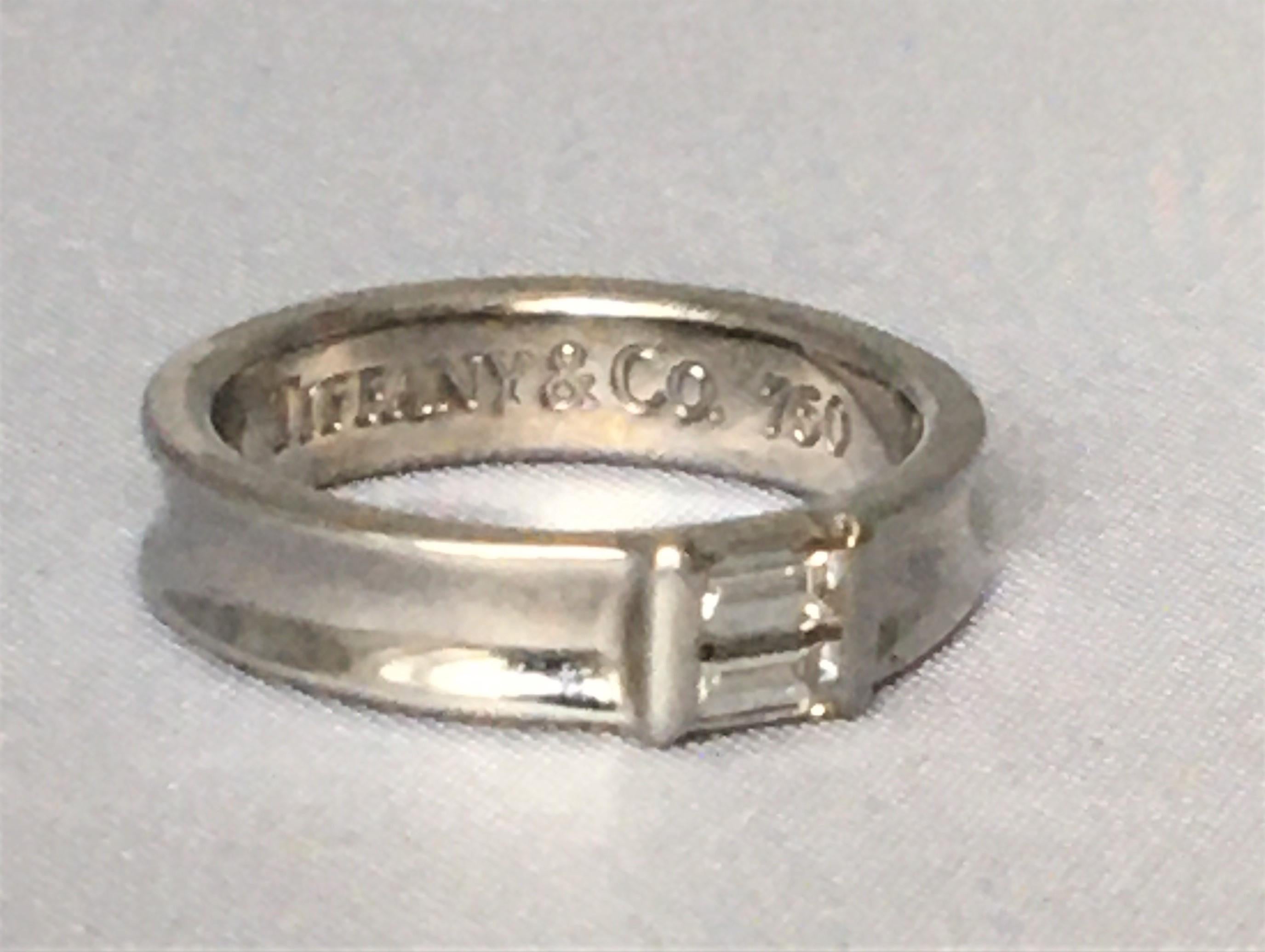 This beautiful ring by Tiffany & Co. is a modern take on a classic design!
18 karat white gold
Band approximately 4.5mm wide, concave
Two F-G VS baguette diamonds, approximately .26tdw
Size 5
Stamped 