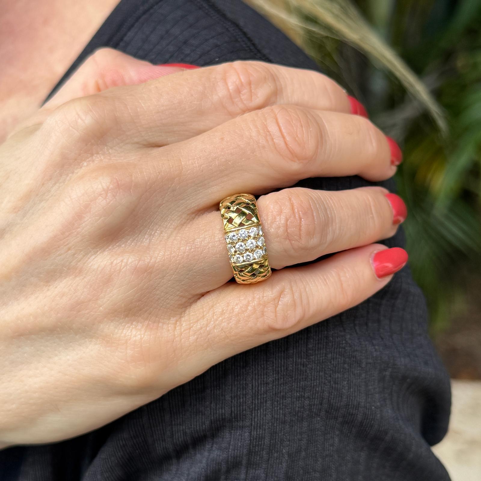 Taille brillant Tiffany & Co 18KYG Vannerie Basket Weave Diamond Band Ring Circa 1995 en vente