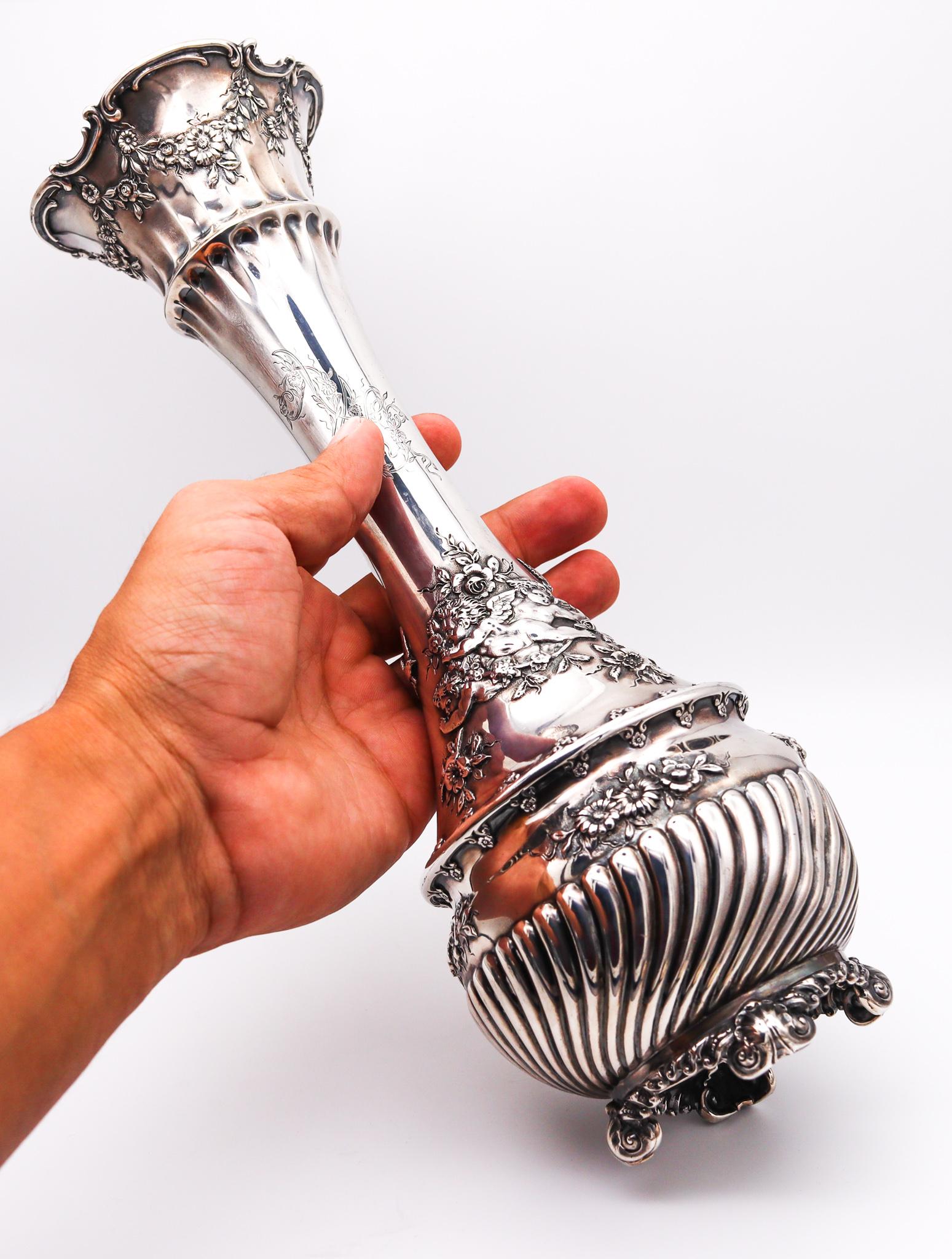 Trompetenförmige Vase, entworfen von Tiffany & Co.

Schöne antike Trompetenvase aus den Tiffany Studios in New York City, zwischen 1900 und 1901. Dieses Modell wurde unter dem Vorsitz von Charles L. Tiffany in der Übergangszeit vom Ende des