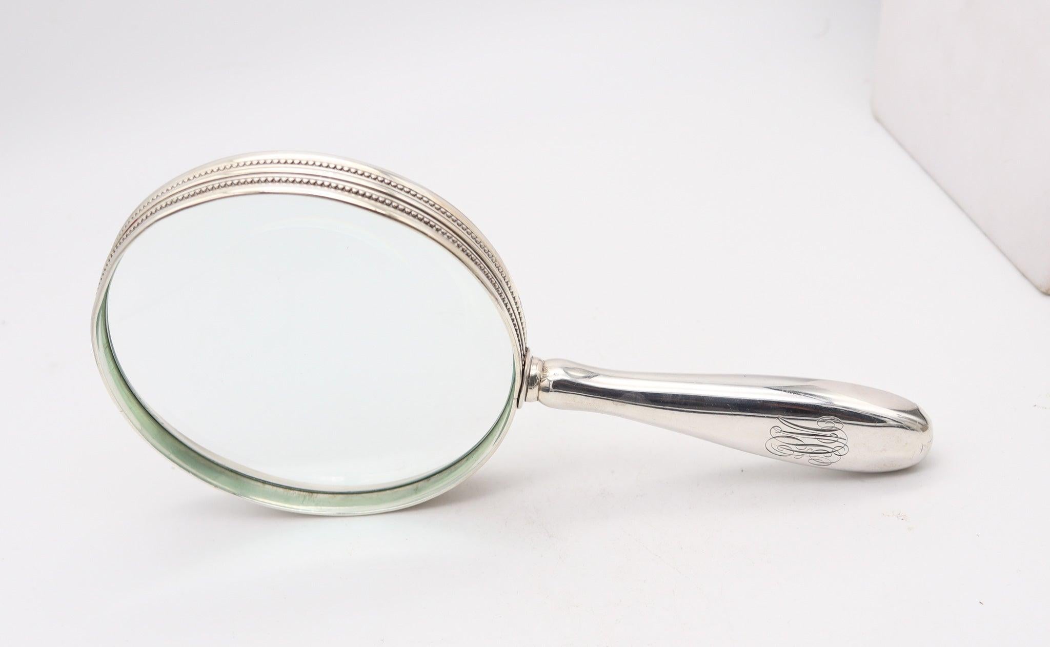 Eine Schreibtischlupe, entworfen von Tiffany & Co.

Es handelt sich um eine Schreibtischlupe, die 1905 bei Tiffany & Co. in New York City hergestellt wurde. Dieses schöne Stück wurde in der Edwardianischen Periode sorgfältig aus massivem