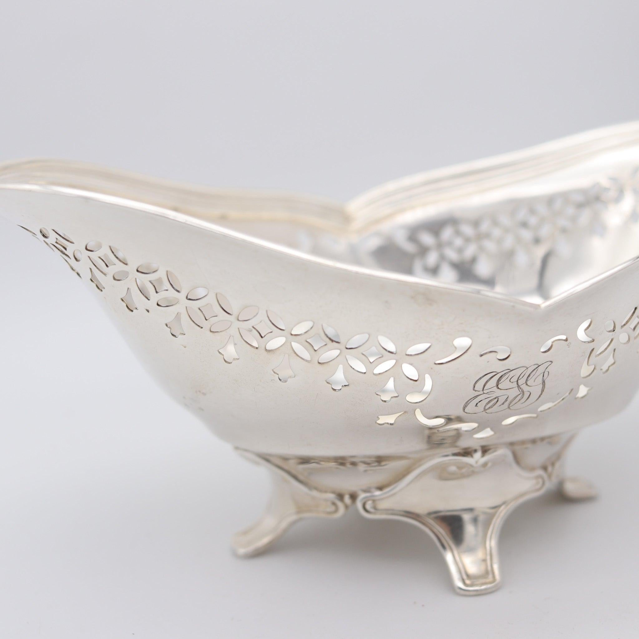TIFFANY & CO. 1907 John C. Moore Four-Legged Nut Dish In .925 Sterling Silver (amerikanisch) im Angebot