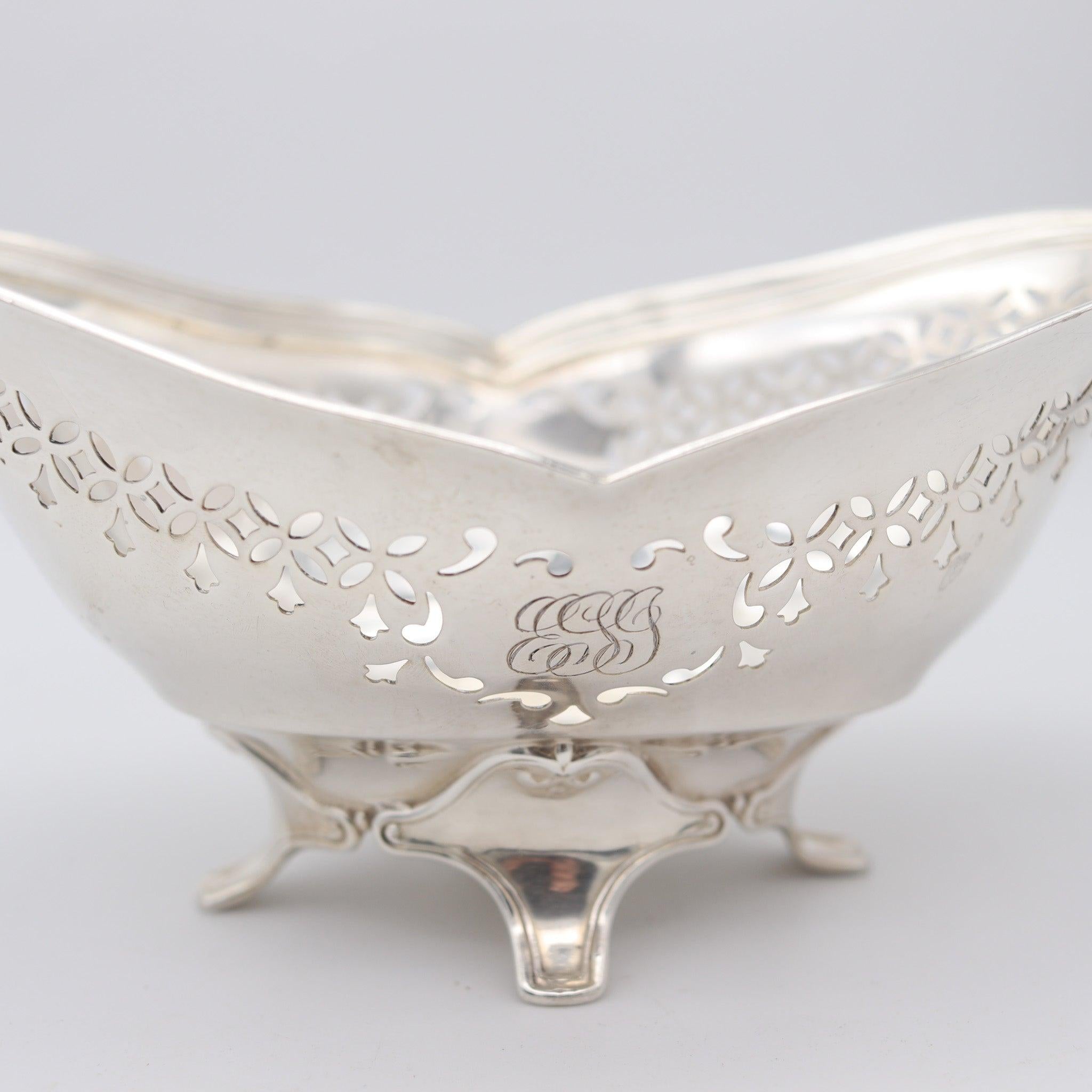 TIFFANY & CO. 1907 John C. Moore Four-Legged Nut Dish In .925 Sterling Silver (Handgefertigt) im Angebot