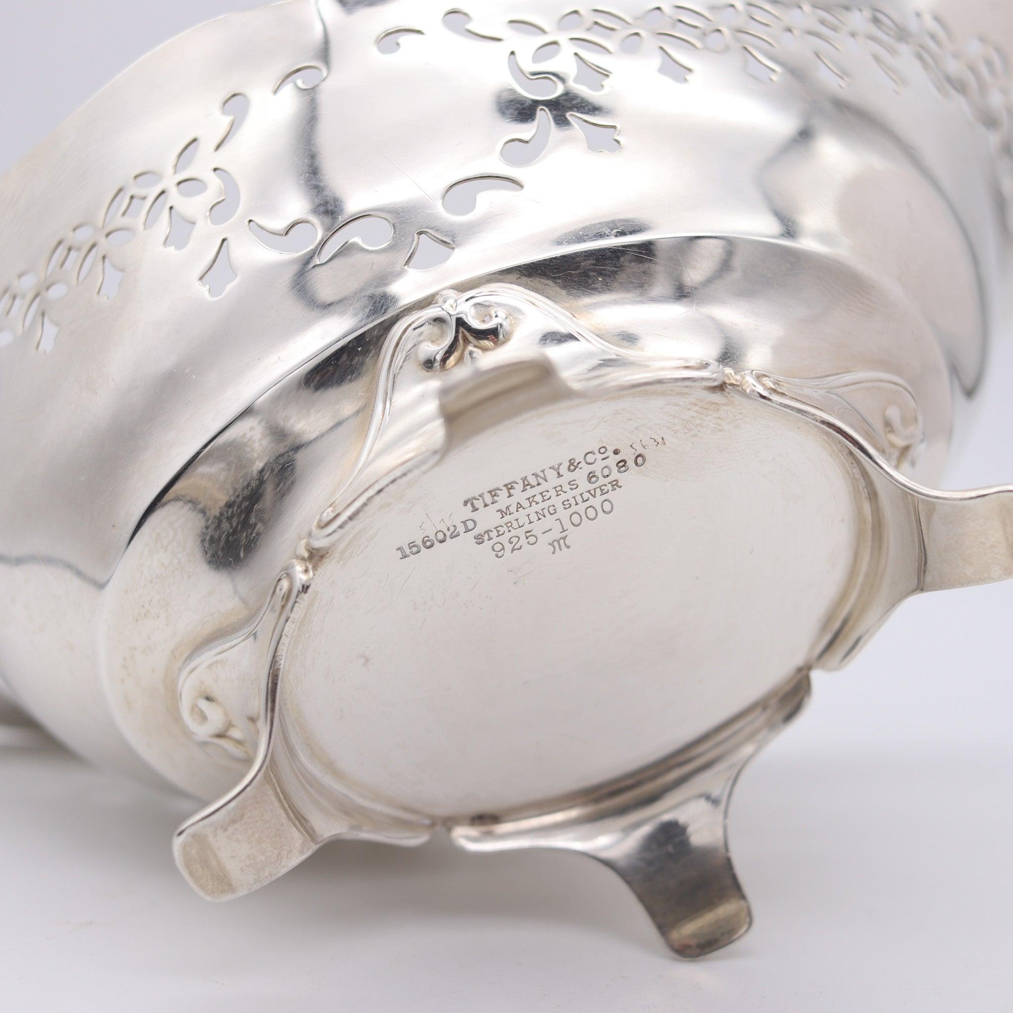 TIFFANY & CO. 1907 John C. Moore Four-Legged Nut Dish In .925 Sterling Silver (Frühes 20. Jahrhundert) im Angebot