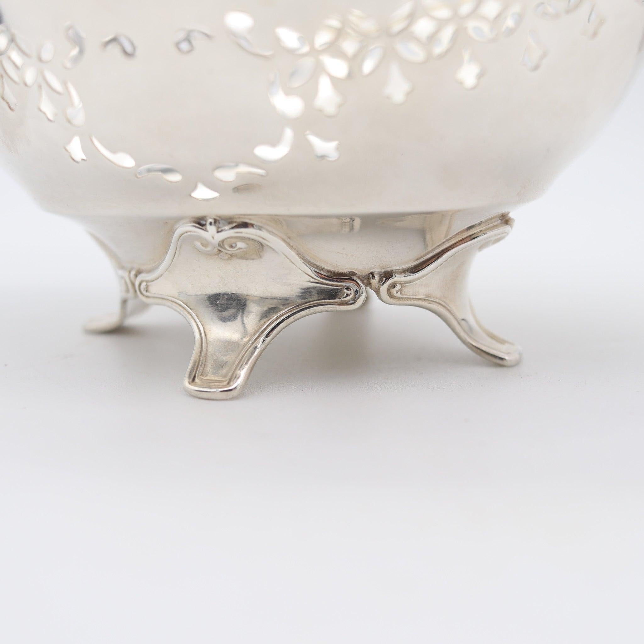 TIFFANY & CO. 1907 John C. Moore Four-Legged Nut Dish In .925 Sterling Silver (Sterlingsilber) im Angebot