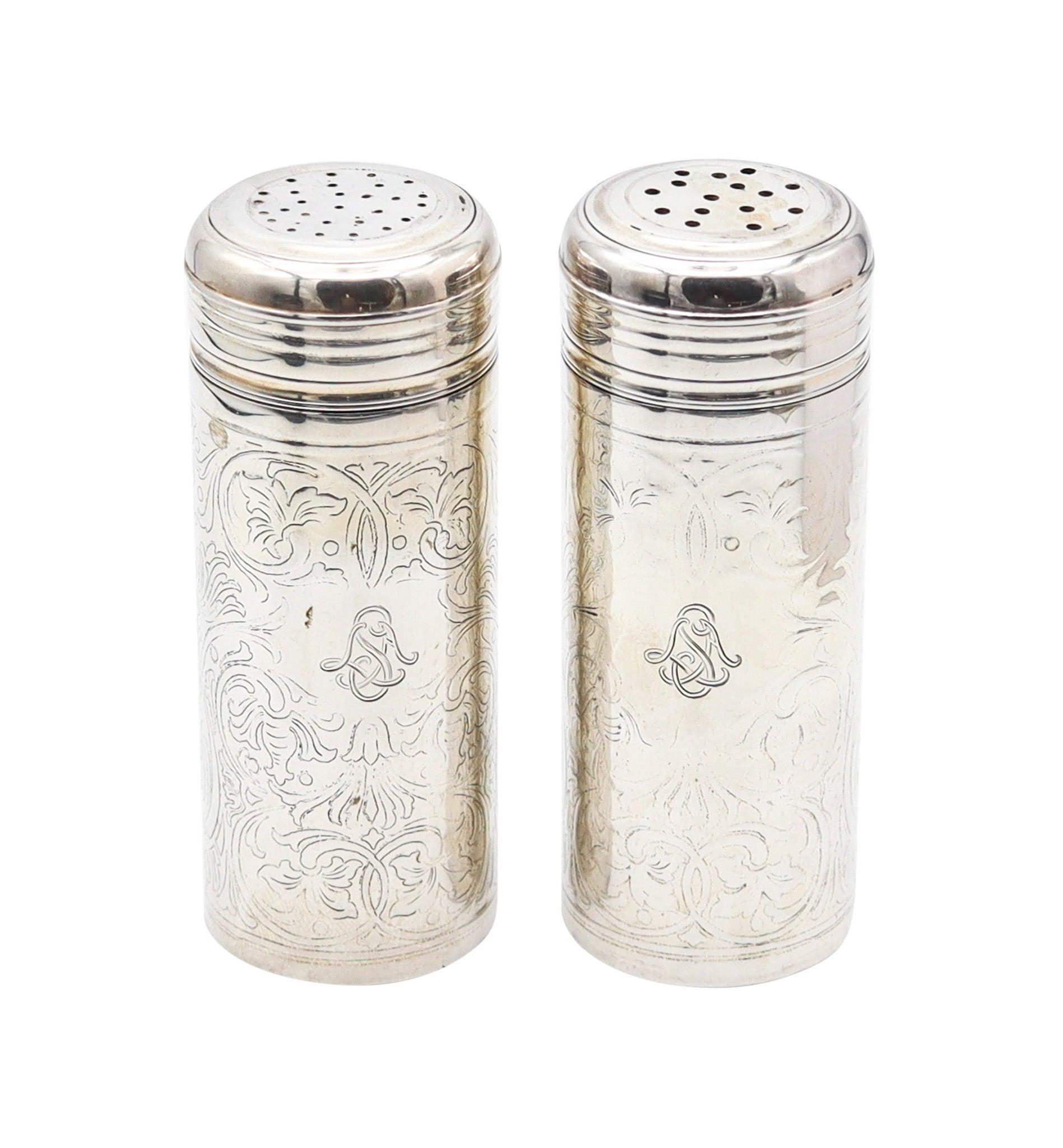 Set di sali e pepiere disegnato da Tiffany & Co.

Si tratta di una bellissima coppia di antiche saliere e pepiere create nel 1909 da Tiffany & Co. a New York. Questo set è estremamente raro ed è stato accuratamente realizzato in argento massiccio