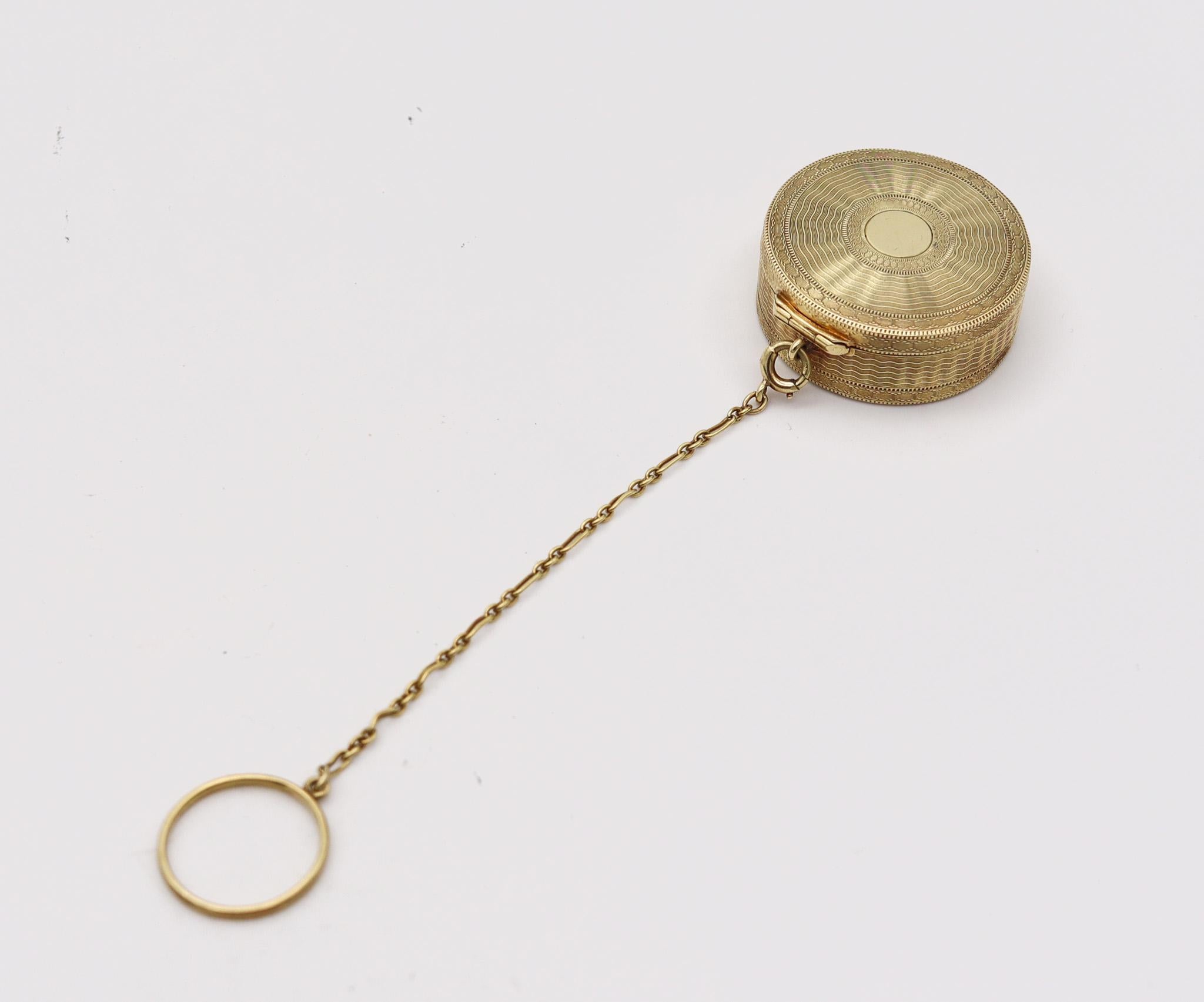 Tiffany & Co. 1910 Edwardian Guilloché Round Pill Box In 14Kt Yellow Gold Pour femmes en vente