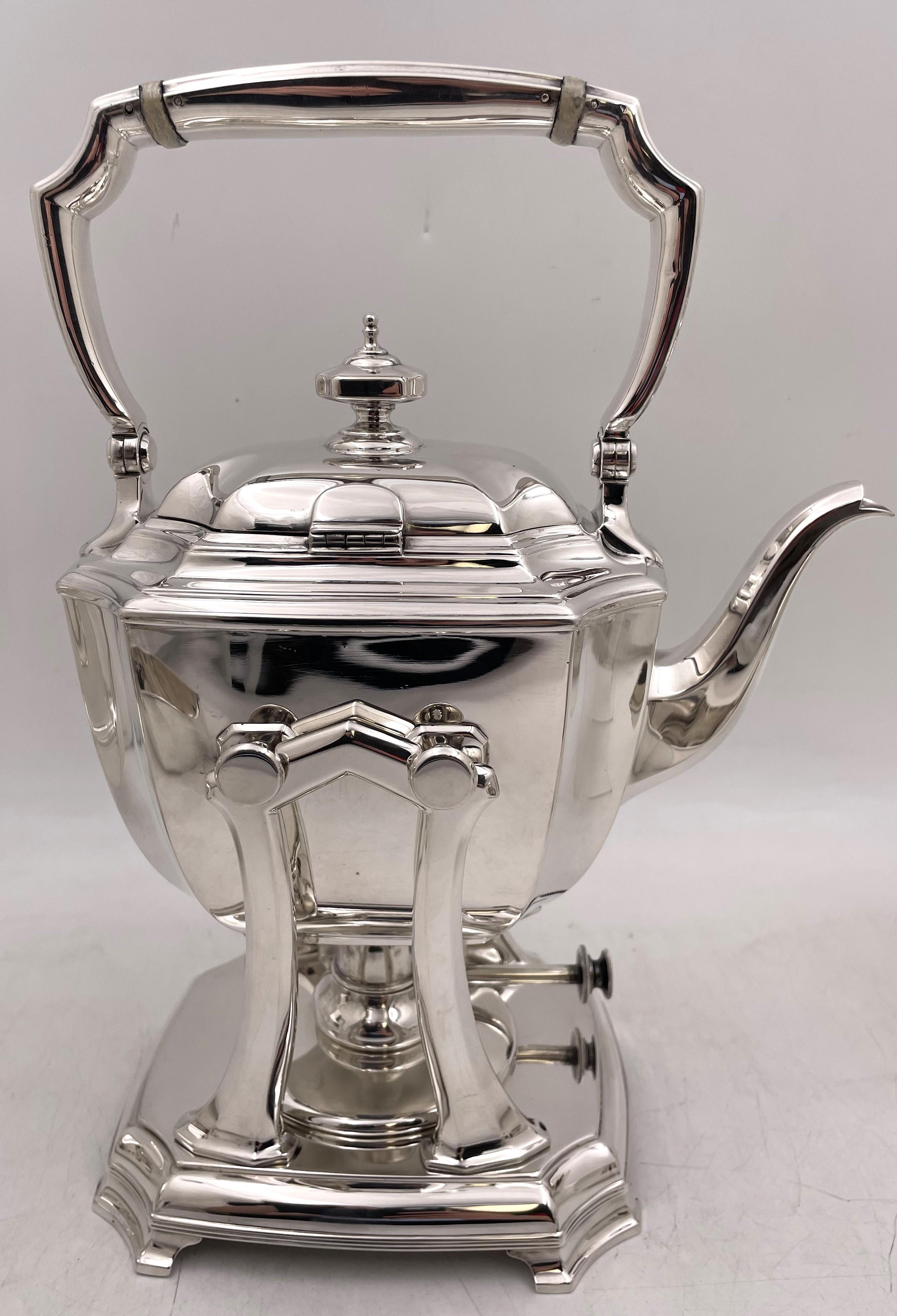 Tee- und Kaffeeservice aus Sterlingsilber von Tiffany & Co. mit dem berühmten Hampton-Muster Nr. 18389 aus dem Jahr 1912 im Art-déco-Stil mit elegantem, geometrischem Muster, bestehend aus: 

- ein Wasserkocher auf einem Ständer mit den Maßen 11''
