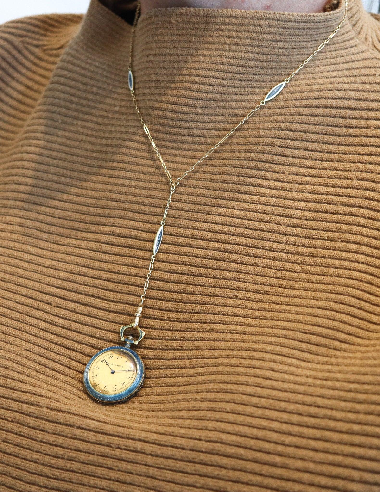 Orologio con ciondolo in smalto edoardiano disegnato da Tiffany & Co.

Si tratta di un orologio da polso molto bello, creato in America durante il periodo edoardiano da Tiffany & Co. nel 1915. L'orologio è stato realizzato con una forma rotonda in