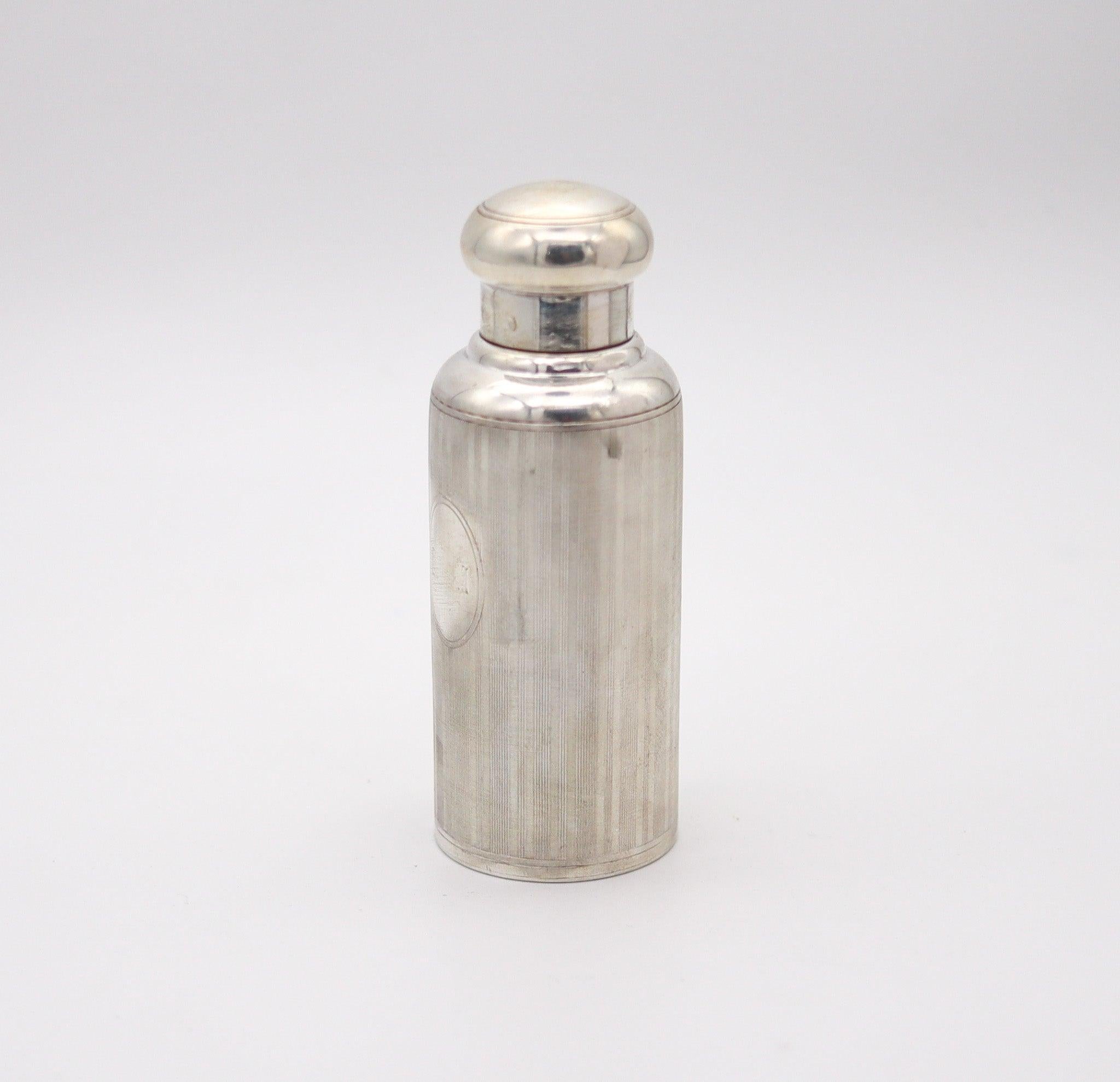Frasco de perfume de Tiffany & Co.

Precioso frasco de perfume para llevar, estilizado y elegante, del periodo art déco, hacia 1920. Este modelo fue diseñado y fabricado en los estudios de Tiffany & Co. en Nueva York en plata de ley maciza .925/.999