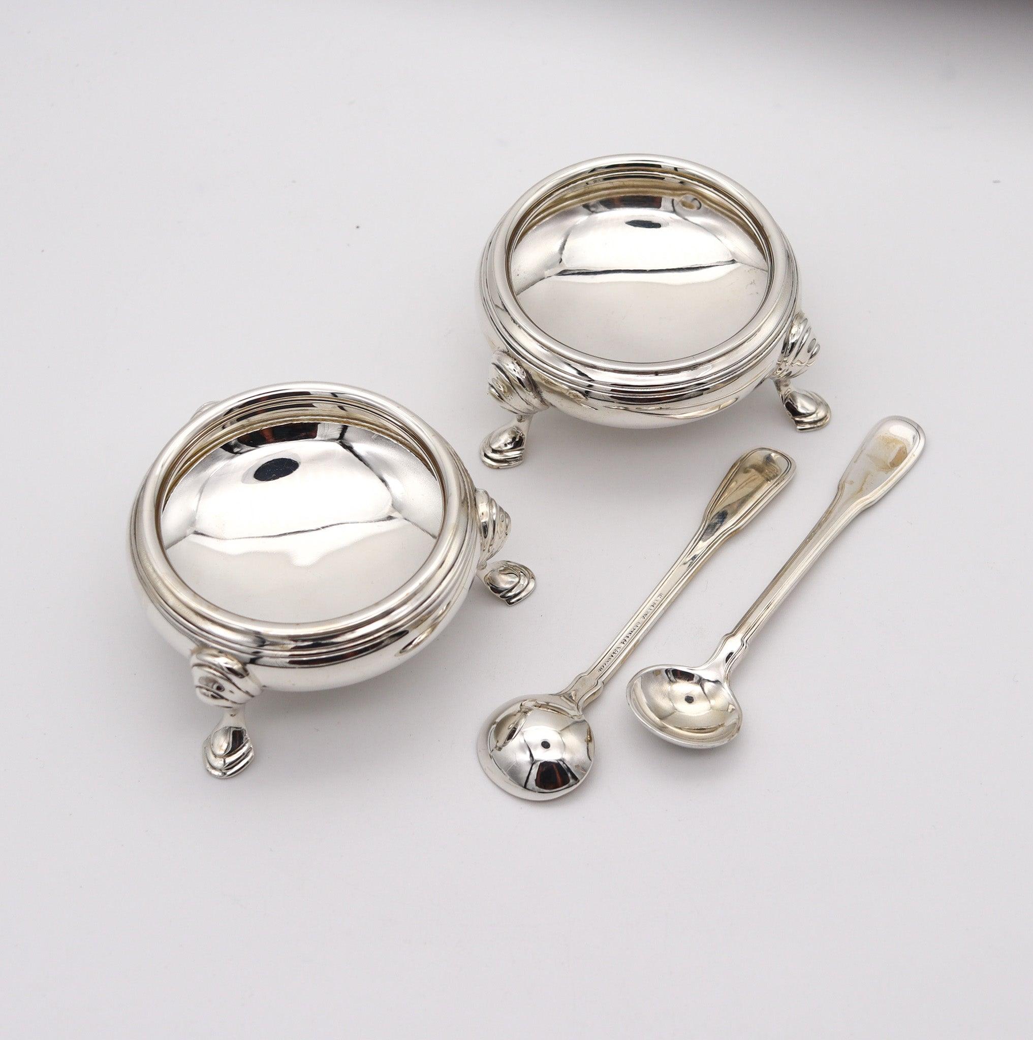 Saleros diseñados por Tiffany & Co.

Precioso par de saleros antiguos creados en la Tiffany & Co. de Nueva York en 1921. Este modelo se elaboró en plata de ley maciza .925/.999 con acabado pulido. Se fabricó bajo la presidencia del directorio de