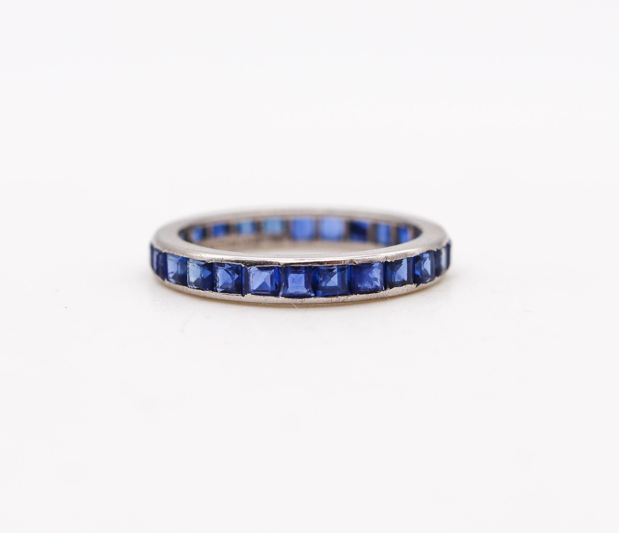 TIFFANY & CO. 1930 Art Deco Eternity ring In Platinum With 1.82 Ctw In Sapphires In Excellent Condition For Sale In Miami, FL