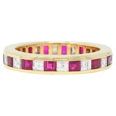 Tiffany & Co, anneau d'éternité en or jaune 18 carats avec rubis et diamants taille escalier de 1,94 carat