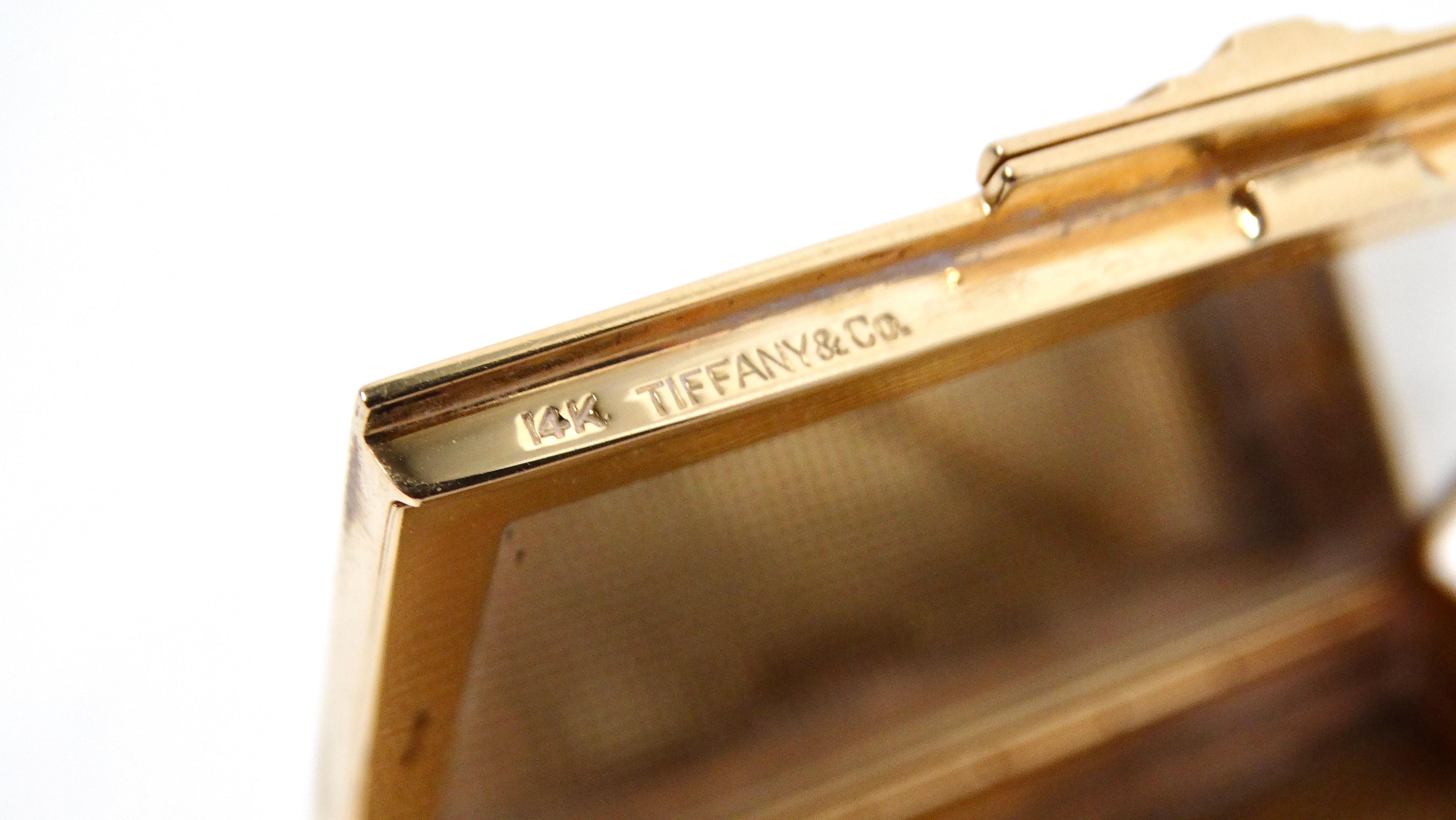 Tiffany & Co 1940s Caja compacta de oro de 14 quilates con espejo y detalle de rubíes en venta 6