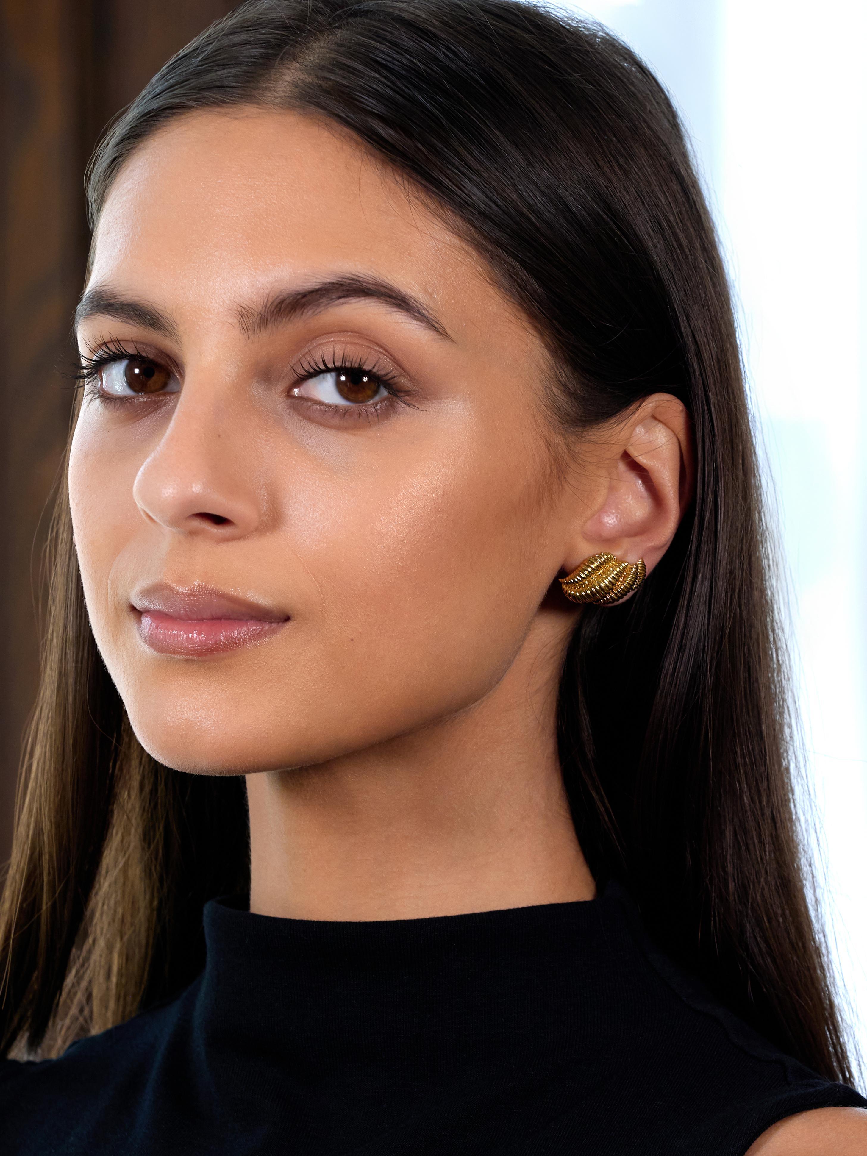 Entworfen als segmentierte Gelbgold-Wirbelmotivformen
Durchgehend geriffelte Textur
Ergänzt durch aufklappbare Omega-Böden
Gestempelt für 18 Karat Gold
Nummeriert und vollständig signiert für Tiffany & Co.
Circa: 1950er Jahre
Maße: 15/16 x 9/16