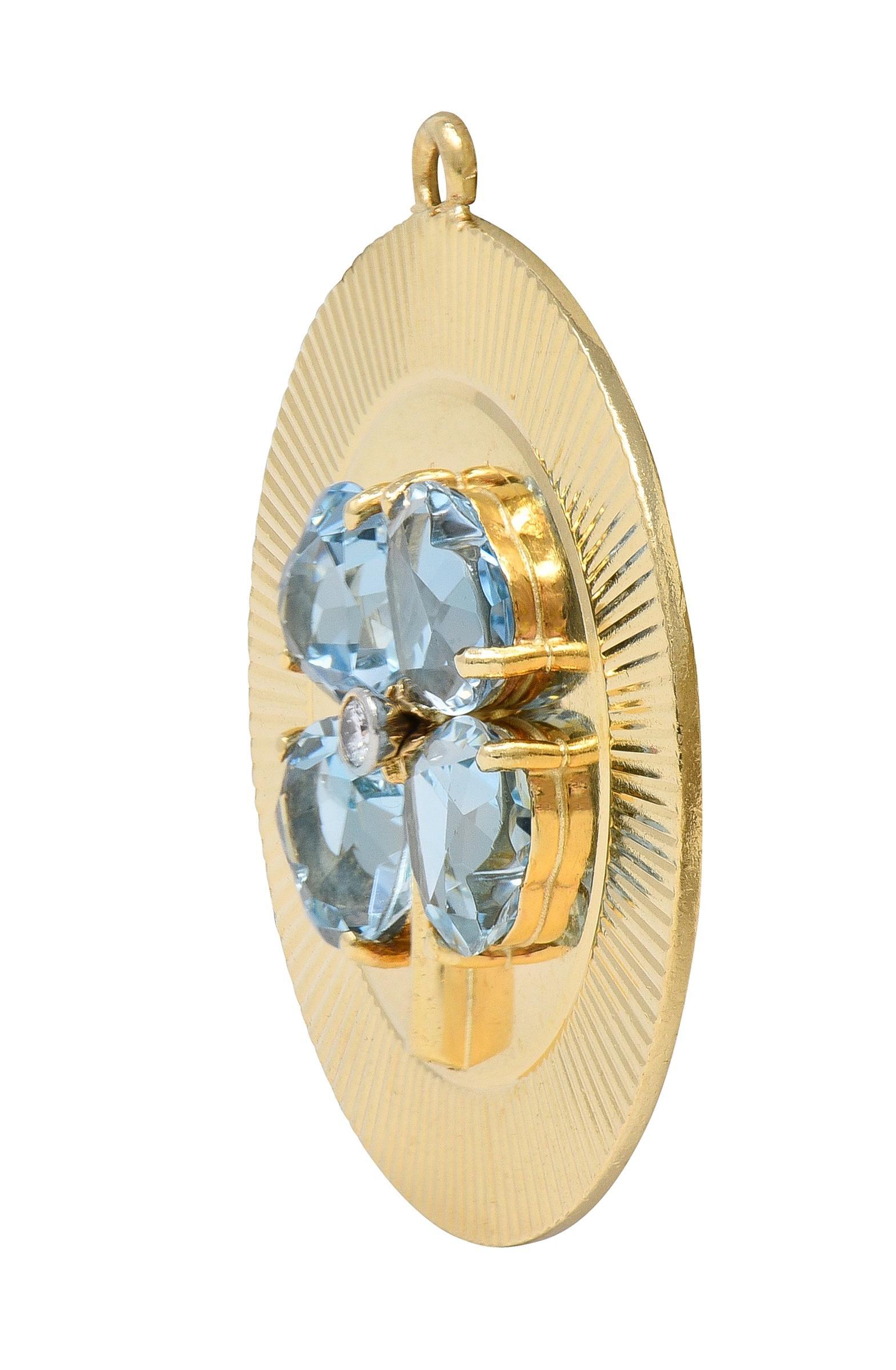 Formé d'un disque rond centré sur un motif de trèfle à quatre feuilles avec des feuilles d'aigue-marine.
Taille cœur et poids total approximatif de 7,20 carats - couleur bleu clair transparent
Serti avec un diamant de taille transitionnelle serti au