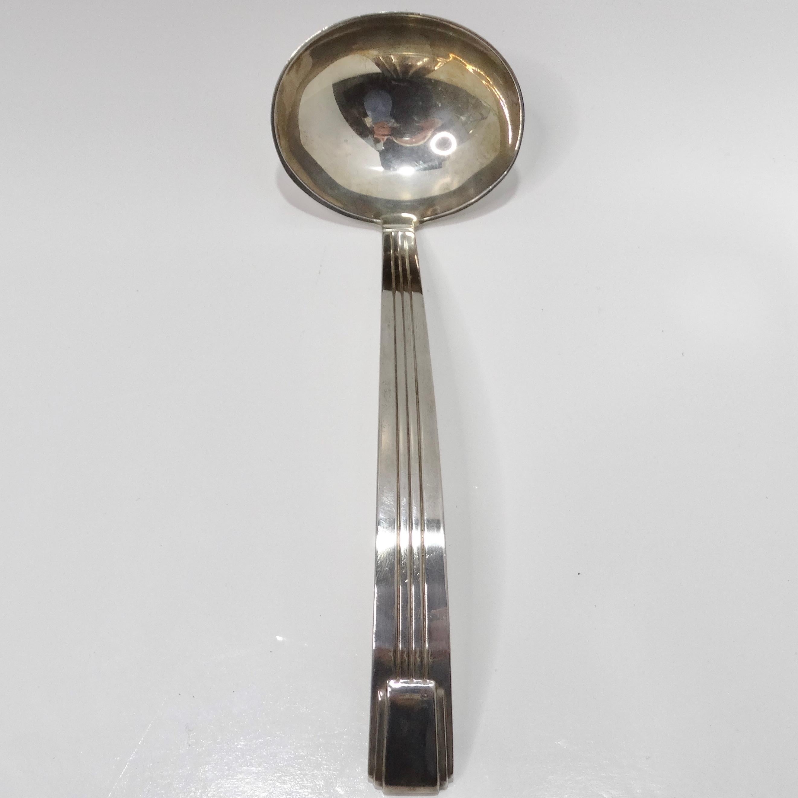 Der große Servierlöffel aus Silber von Tiffany & Co aus den 1950er-Jahren ist ein prächtiges Stück Vintage-Silber, das durch seine Eleganz und Funktionalität besticht.

Dieser riesige Suppenlöffel aus reinem Silber trägt auf der Rückseite die