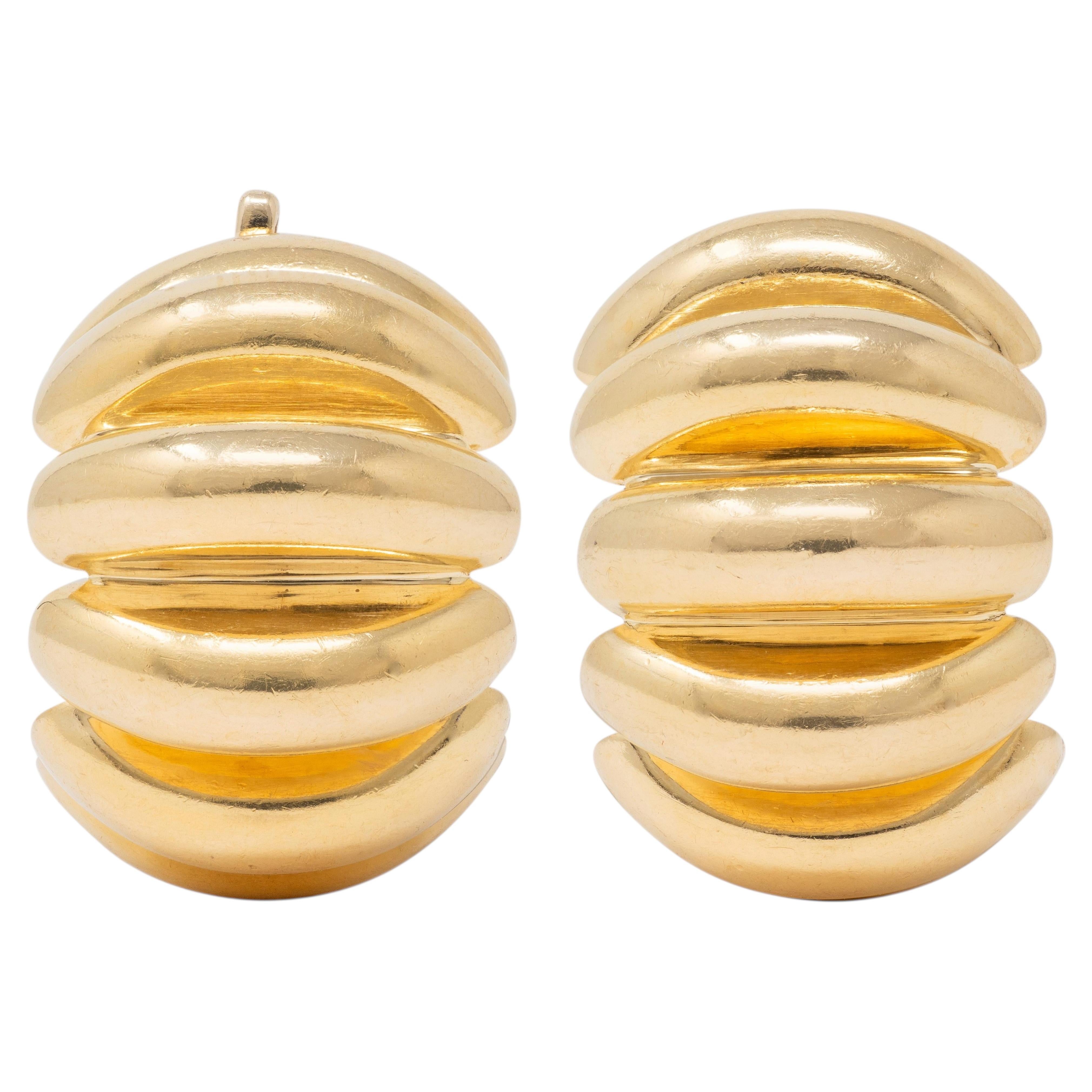 Tiffany & Co. 1960 Oro amarillo de 14 quilates Pendientes de aro en forma de J acanalados vintage