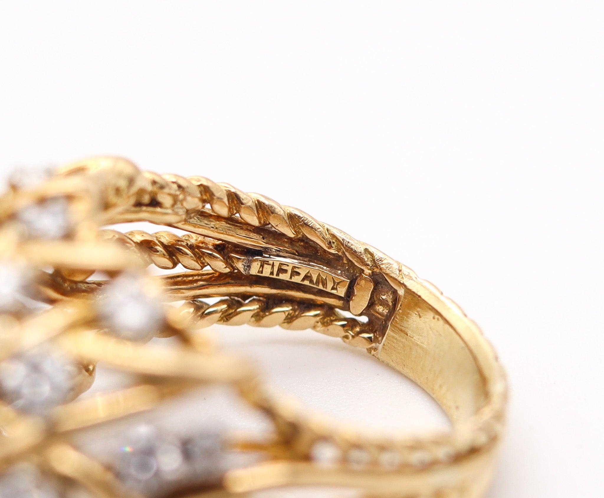 TIFFANY & CO. 1960 Cocktail Ring In 18Kt Gold With 1.89 Ctw Emerald And Diamonds In Excellent Condition For Sale In Miami, FL