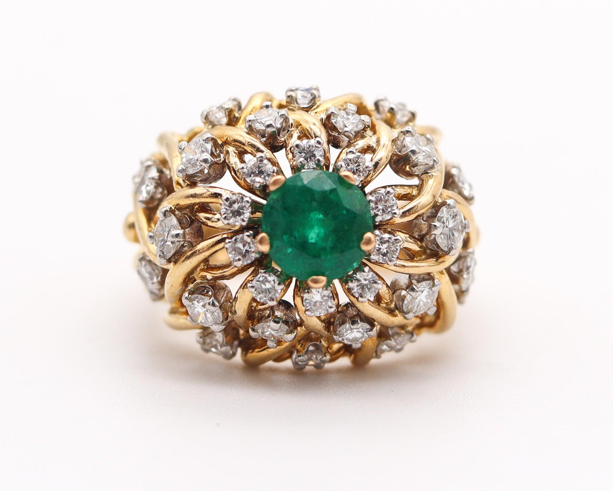 TIFFANY & CO. 1960 Anillo de cóctel de oro de 18 quilates con esmeralda de 2,89 quilates y diamantes Modernista en venta