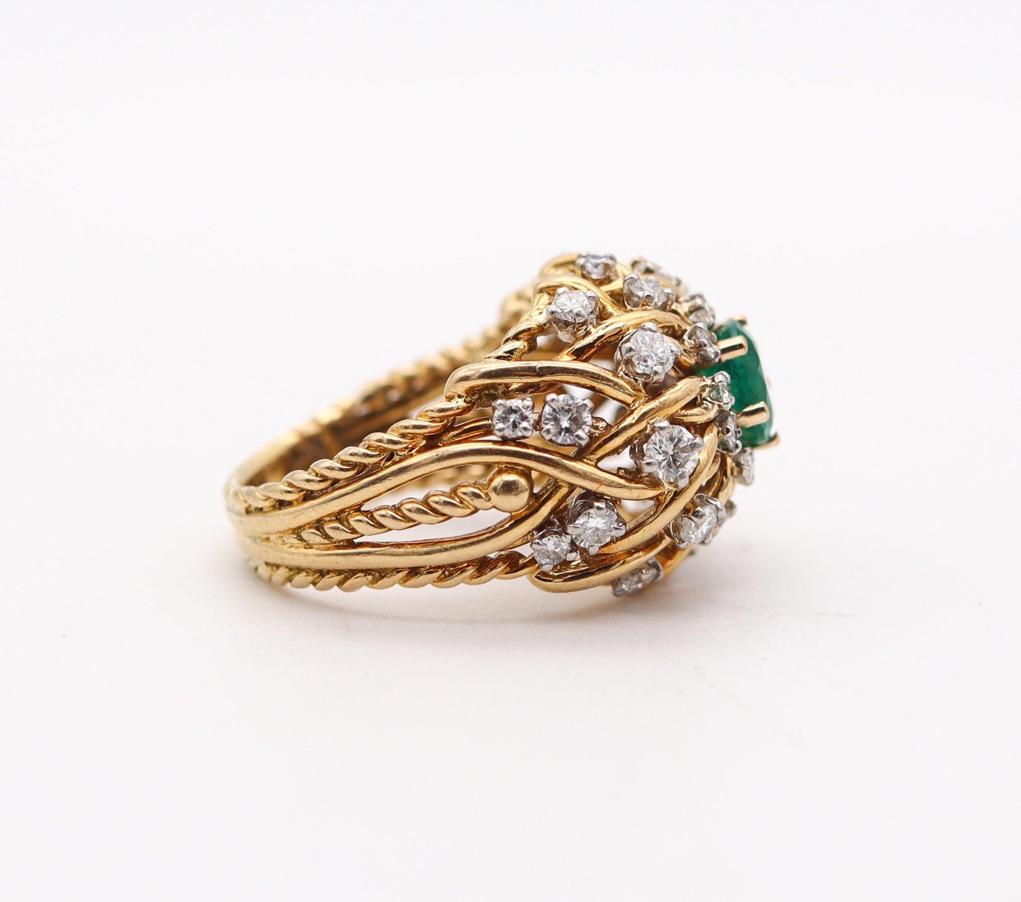 TIFFANY & CO. 1960 Anillo de cóctel de oro de 18 quilates con esmeralda de 2,89 quilates y diamantes Corte redondo en venta