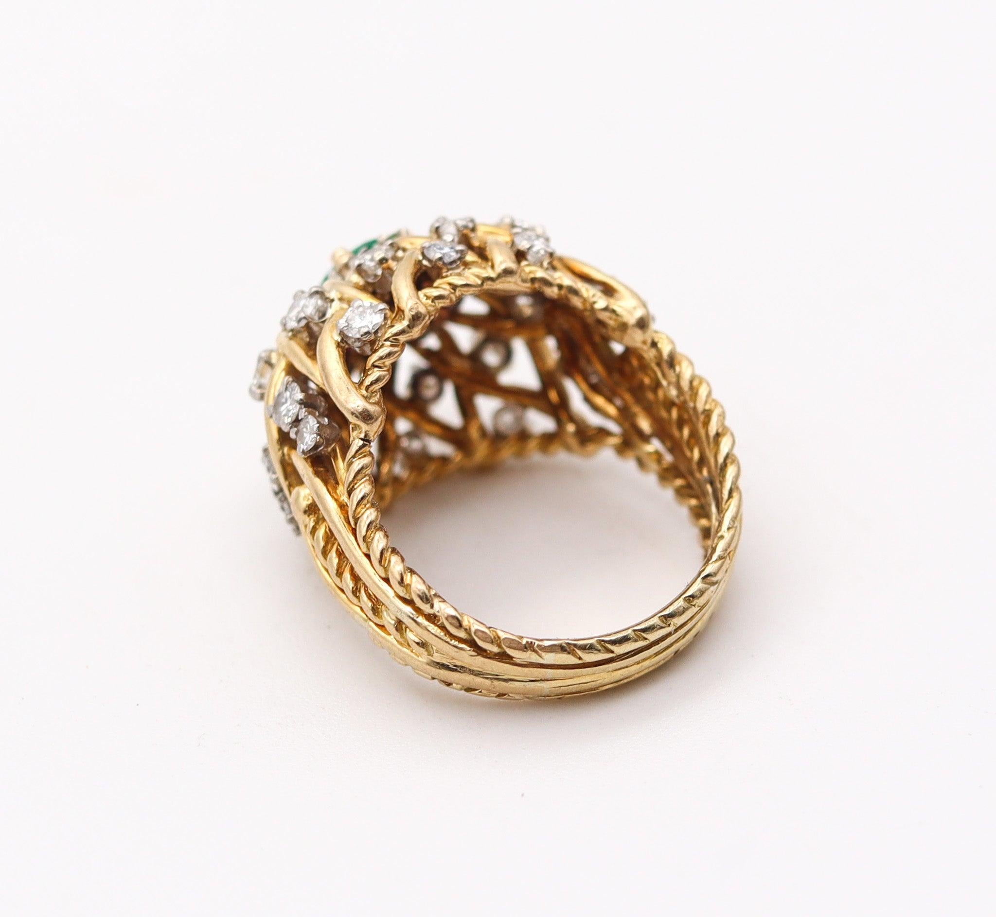 TIFFANY & CO. 1960 Anillo de cóctel de oro de 18 quilates con esmeralda de 2,89 quilates y diamantes en Excelente estado para la venta en Miami, FL