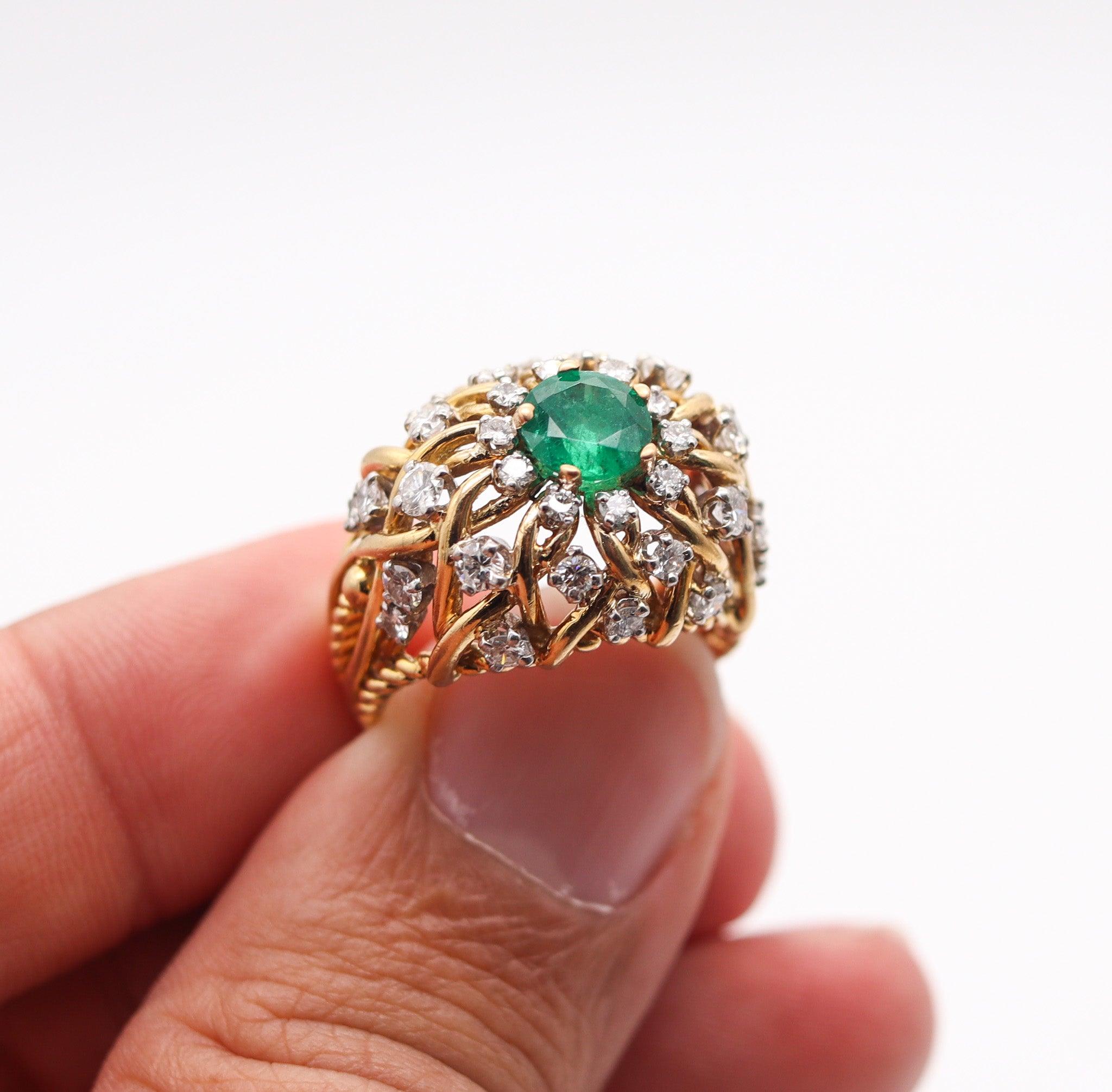 TIFFANY & CO. 1960 Anillo de cóctel de oro de 18 quilates con esmeralda de 2,89 quilates y diamantes en venta 1